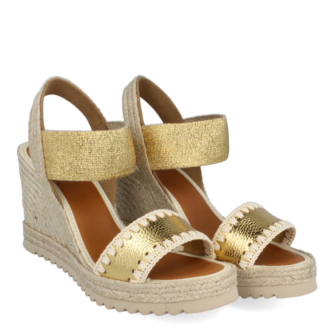 Alpargatas de la marca Casteller, modelo ADA. Exterior de las alpargatas en piel color oro con brillantes. Interior de las alpargatas en piel color camel. Alpargatas con cuña de 8cm de altura. Estas alpargatas Casteller ADA son el complemento perfecto para esta temporada. Gracias a su diseño, podrás estilizar tus looks y resaltar entre los demás con las máxima comodidad posible.