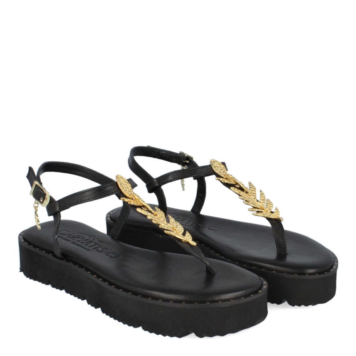 Esclavas de la marca Caryatis, modelo LAREA. Exterior de las sandalias en piel color negro con detalles en metálico dorado en forma de hojas en la pala. Cierre de las sandalias con hebilla y plataforma de 2cm de altura. Estas sandalias Caryatis LAREA son un complemento ideal para esta temporada. Podrás crear diferentes looks con la máxima comodidad posible.