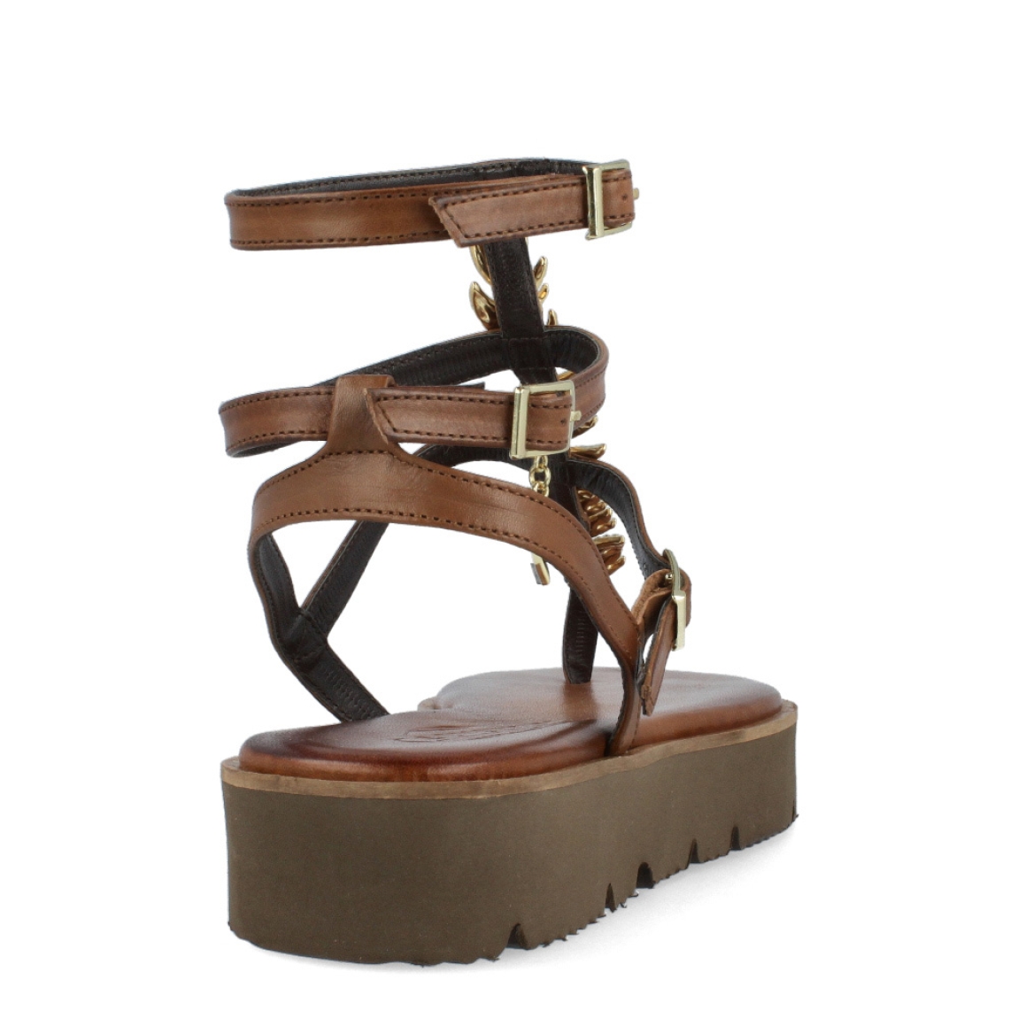 Sandalias de la marca Caryatis, modelo GOYA. Exterior de las sandalias en piel color marrón con detalles en metal dorado en forma de hojas en la pala. Cierre de las sandalias con triple hebilla. Estas sandalias Caryatis GOYA, tiene un estilo elegante e innovador, que te hará crear diferentes looks elegantes y originales. No puede faltar en tu armario de temporada.