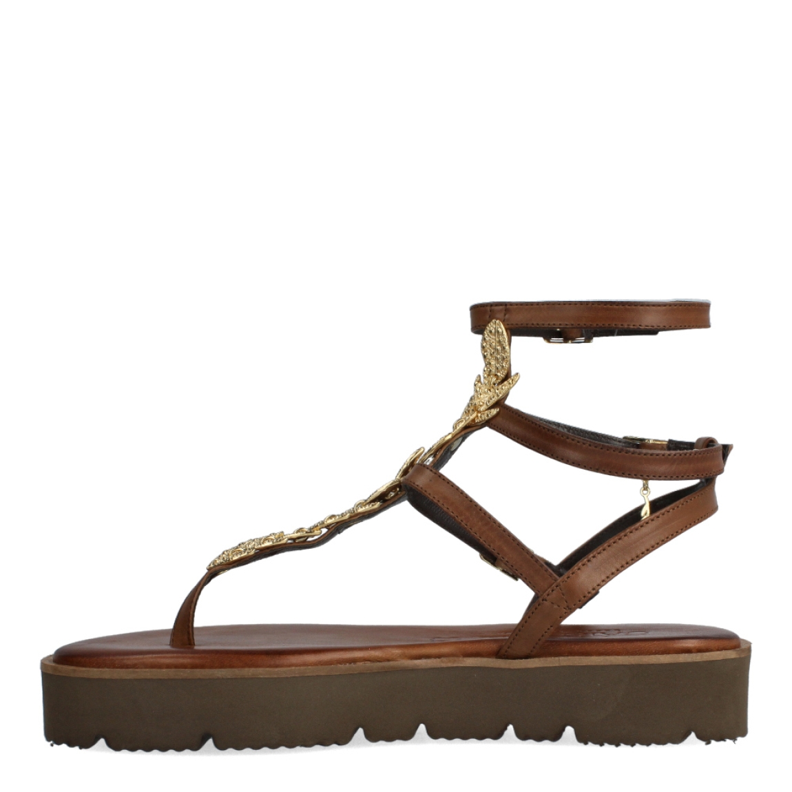 Sandalias de la marca Caryatis, modelo GOYA. Exterior de las sandalias en piel color marrón con detalles en metal dorado en forma de hojas en la pala. Cierre de las sandalias con triple hebilla. Estas sandalias Caryatis GOYA, tiene un estilo elegante e innovador, que te hará crear diferentes looks elegantes y originales. No puede faltar en tu armario de temporada.