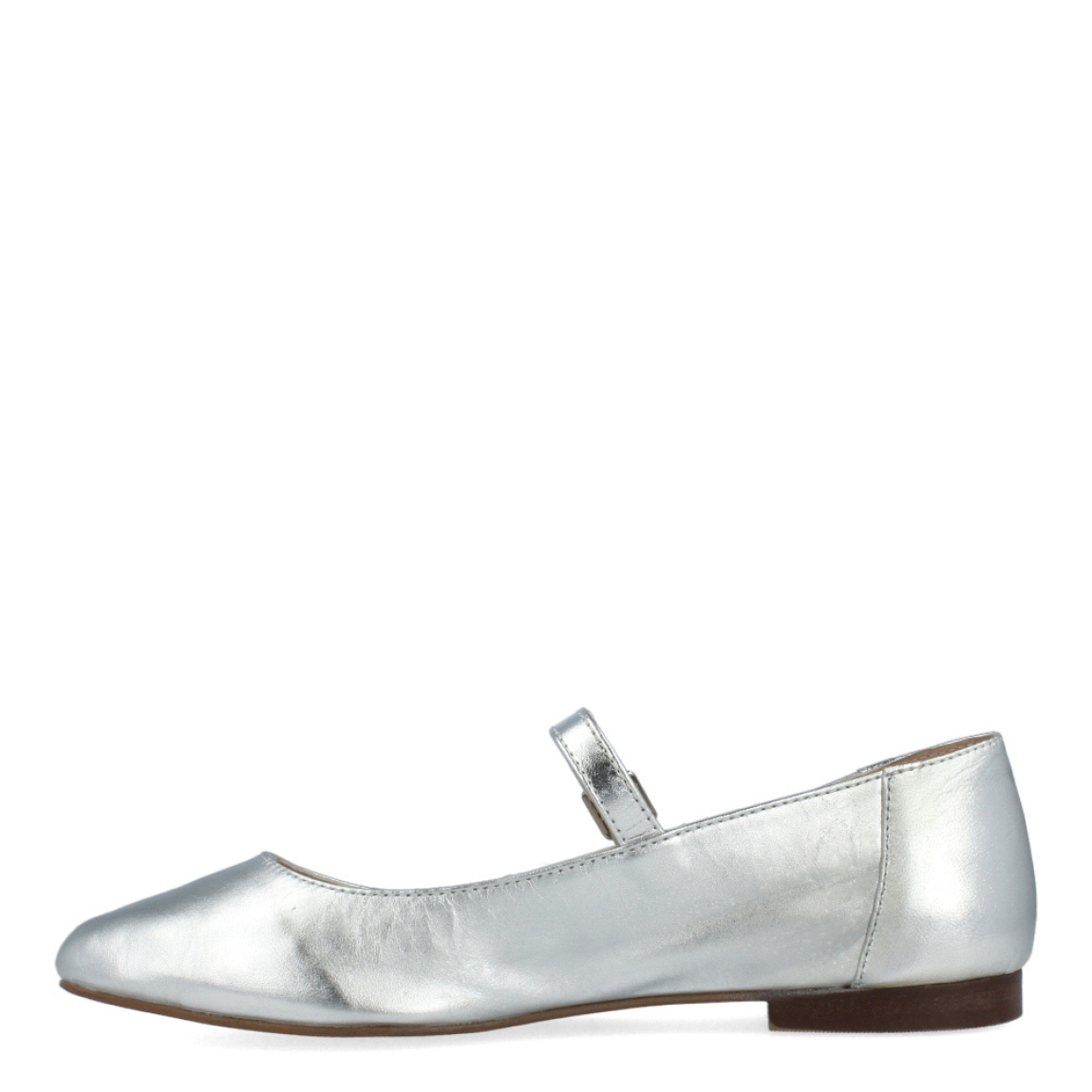Merceditas de la marca Top 3 Shoes, modelo FANIE. Exterior de las merceditas en piel color plata. Interior de las merceditas en piel color beig. Cierre de las merceditas Top 3 Shoes con hebilla y suela plana. Estas merceditas Top 3 Shoes FANIE son un complemento clásico y tendencia para esta temporada. No puede faltar en tu armario.