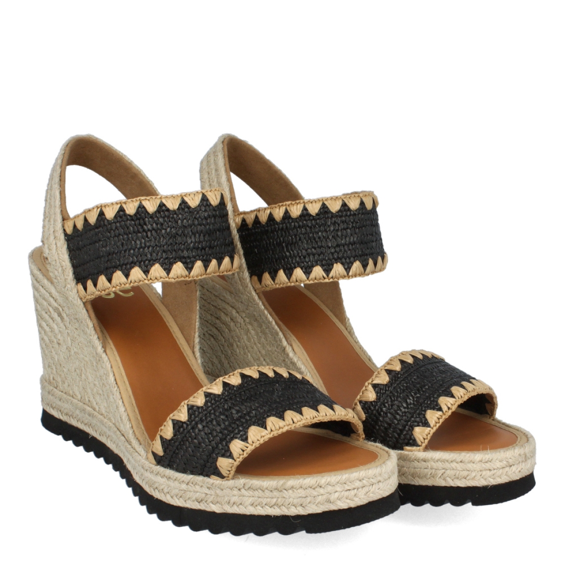 Alpargatas de la marca Casteller, modelo ELVA. Exterior de las alpargatas en rafia trenzada color negro y beig. Interior de las alpargatas en piel color camel. Alpargatas con cuña de 8cm de altura. Estas Alpargatas Casteller ELVA son el complemento perfecto para esta temporada. Te ayudará a estilizar el look con la máxima comodidad posible.
