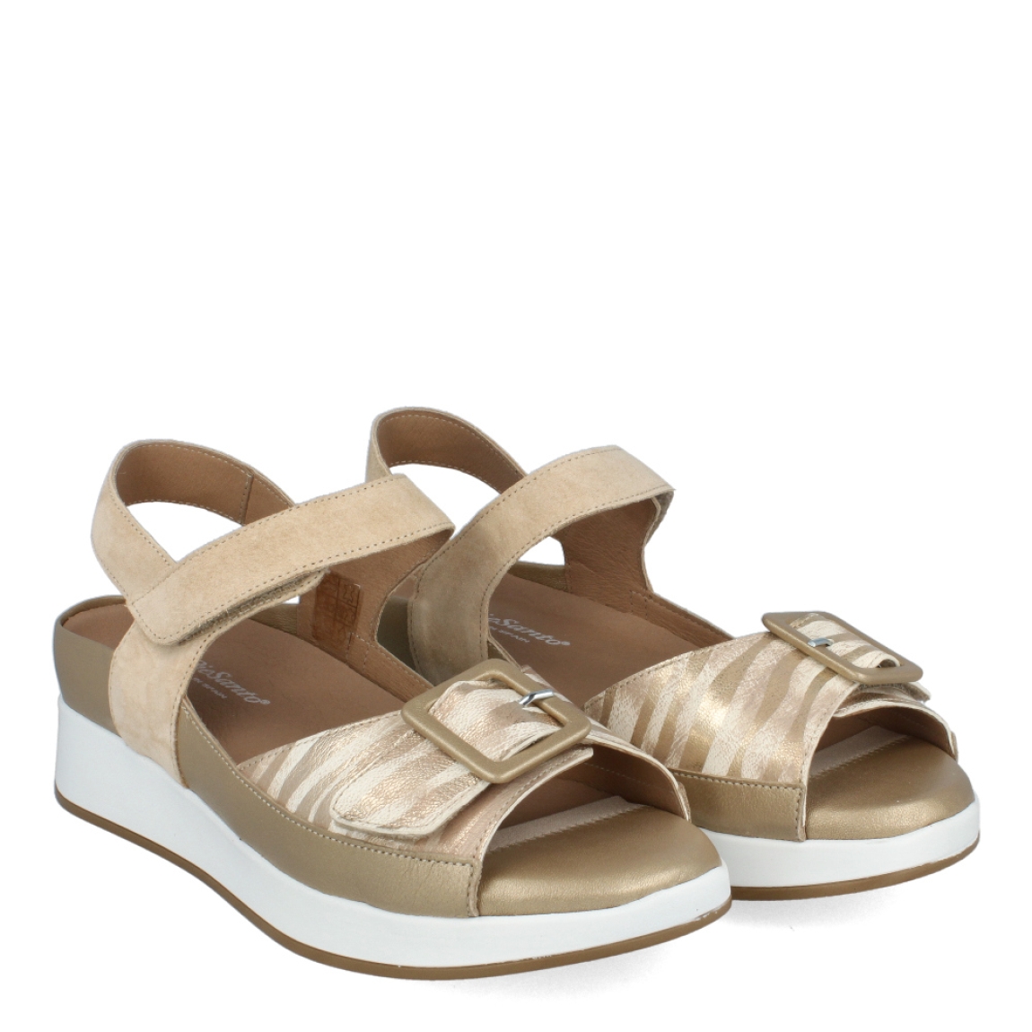 Sandalias de la marca PieSanto, modleo JULI. Exterior de las sandalias en piel color beig con estampado de cebra. Interior de las sandalias en piel color marrón y dorado. Cierre de las sandalias PieSanto con velcro con detalle de hebilla en la pala y cuña de 4cm de altura. Estas sandalias PieSanto JULI son unas clásicas para esta temporada, crearás looks llamativos y disfrutarás de la máxima comodidad en tu día a día.