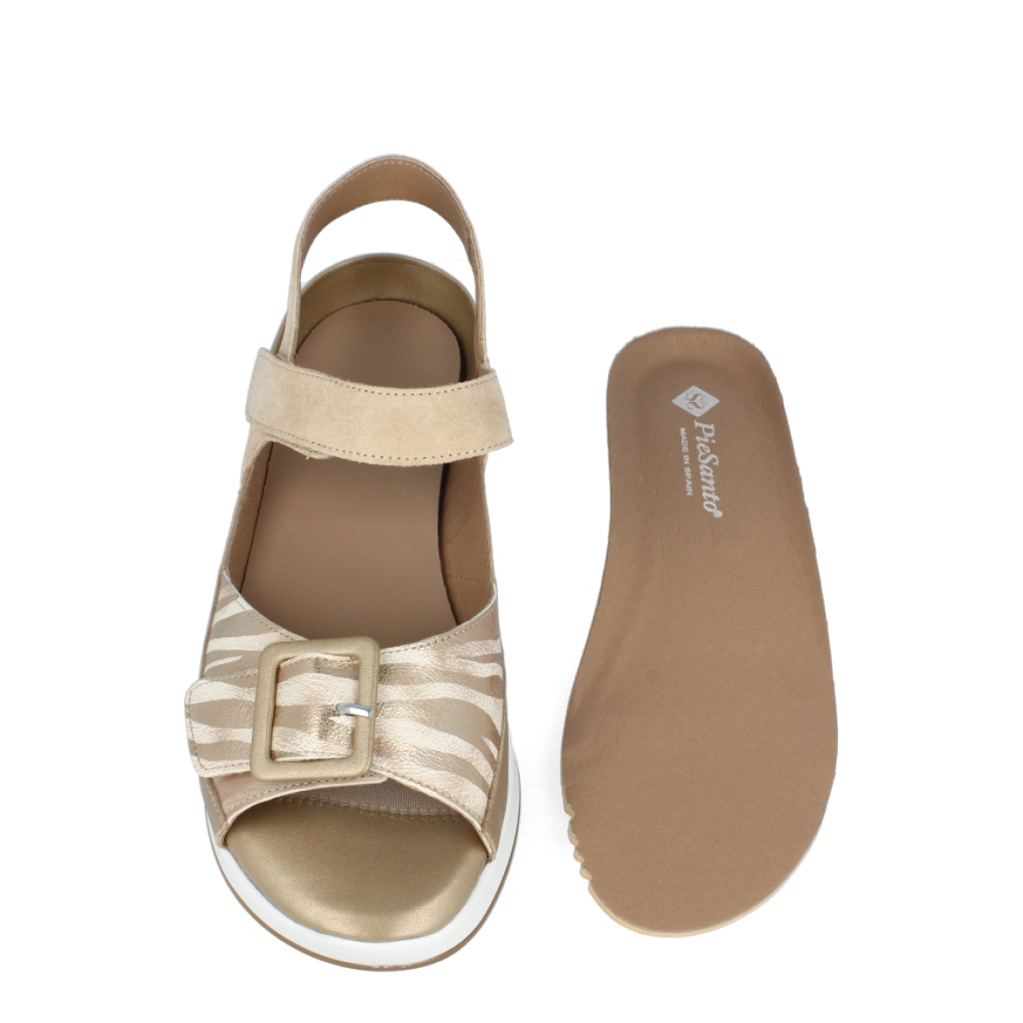 Sandalias de la marca PieSanto, modleo JULI. Exterior de las sandalias en piel color beig con estampado de cebra. Interior de las sandalias en piel color marrón y dorado. Cierre de las sandalias PieSanto con velcro con detalle de hebilla en la pala y cuña de 4cm de altura. Estas sandalias PieSanto JULI son unas clásicas para esta temporada, crearás looks llamativos y disfrutarás de la máxima comodidad en tu día a día.