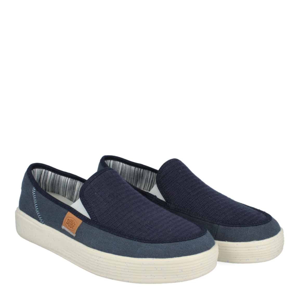 Mocasines tipo naútico de la marca Heydude, modelo 407. Exterior de los mocasines en lana color azul. Interior de los mocasines en textil estampado a rayas con plantilla acolchada y extraíble. Mocasines con plataforma de goma de 3cm de altura. Estos mocasines Heydude 407 son unos clásicos de temporada. No pueden faltar en tu armario.