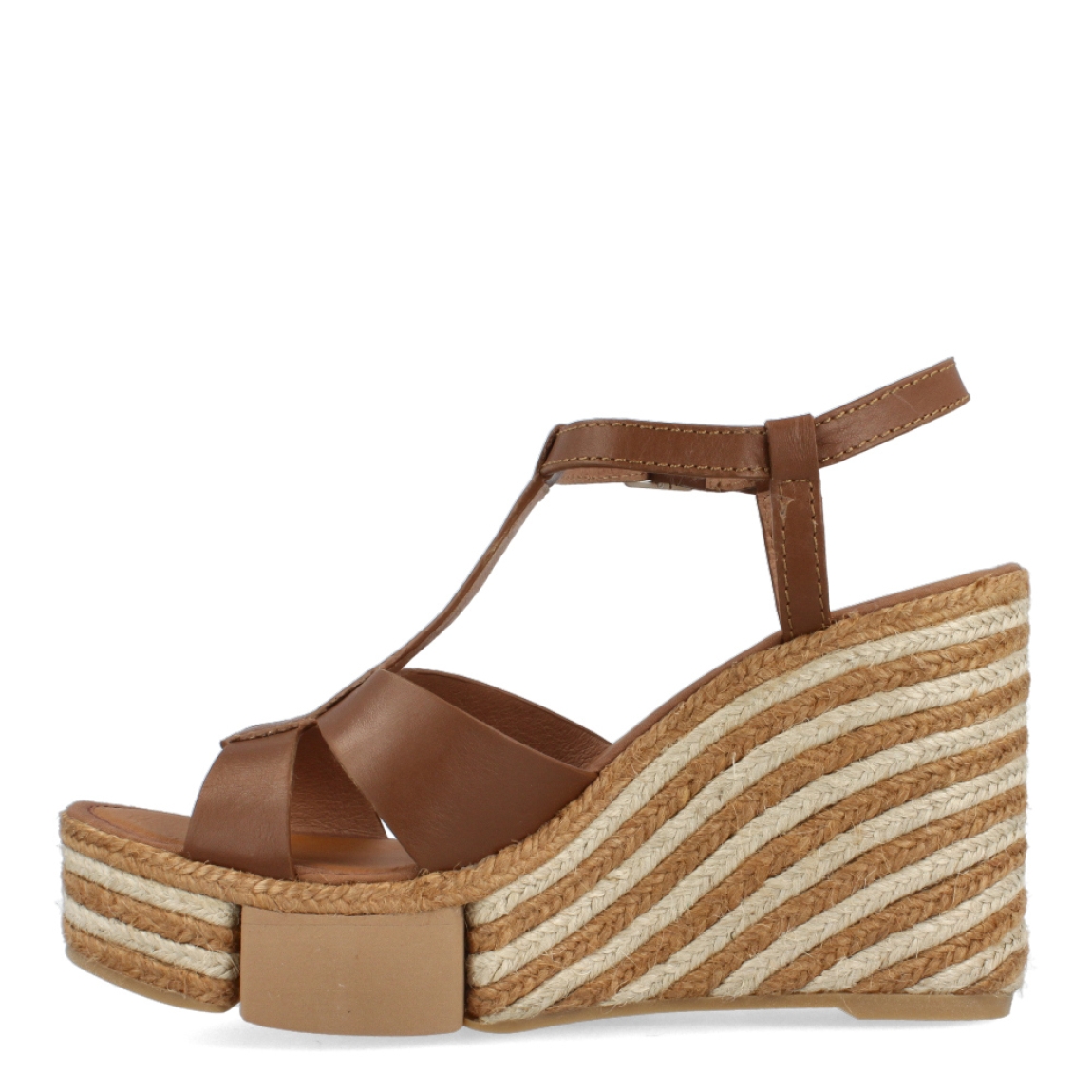 Sandalias de la marca Casteller, modelo BRUNA. Exterior e interior de las sandalias en piel color marrón. Cierre de las sandalias con hebilla en el tobillo. Sandalias Casteller con cuña de 10cm de altura con diseño de ondas. Estas sandalias Casteller BRUNA son unas clásicas para temporada, podrás crear diferentes looks con la máxima comodidad posible.