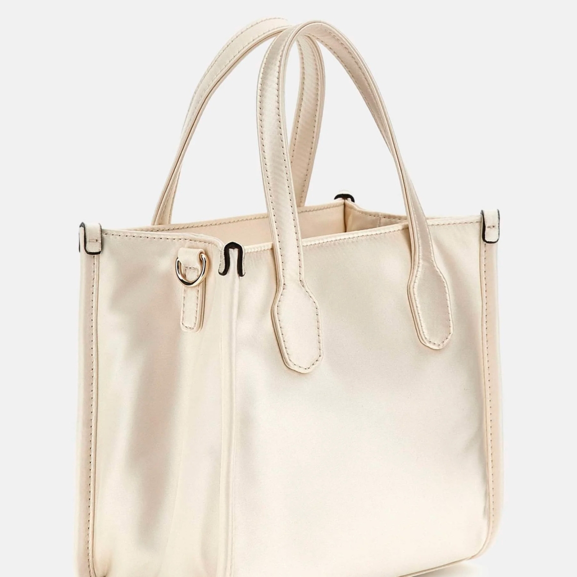 Bolso de la marca Guess, modelo SILVANA. Exterior del bolso en tela color blanco con estampado del logotipo en la parte frontal. Interior del bolso en textil con estampado, bolsillo y doble compartimento. Cierre del bolso Guess con botón y doble asa, una fija, otra justable y extraíble. Medidas: alto 17cm y ancho 20cm. Este bolso Guess SILVANA tiene el diseño ideal para llevarlo a donde quieras con la comodidad y estilo único durante esta temporada.
