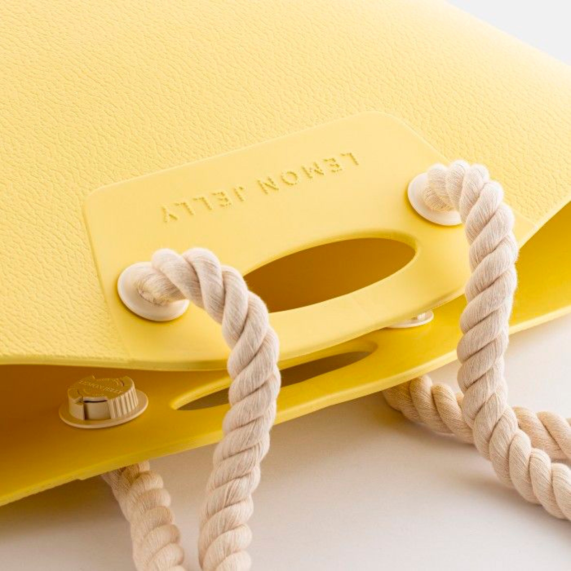 Bolso capazo de la marca Lemon Jelly, modelo SPLASHYBAG. Exterior e interior del bolso elaborado en neopreno color amarillo. Bolso con asa de mano y asa de hombro estilo cuerda. Medidas: alto 31cm y ancho 37cm. Este bolso Lemon Jelly SPLASHYBAG es perfecto para tus looks de temporada. Tiene el diseño y espacio ideal para cargar con todos tus elementos esenciales para un día playero y soleado.