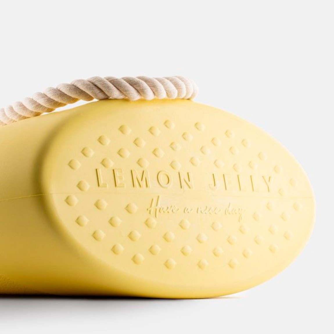 Bolso capazo de la marca Lemon Jelly, modelo SPLASHYBAG. Exterior e interior del bolso elaborado en neopreno color amarillo. Bolso con asa de mano y asa de hombro estilo cuerda. Medidas: alto 31cm y ancho 37cm. Este bolso Lemon Jelly SPLASHYBAG es perfecto para tus looks de temporada. Tiene el diseño y espacio ideal para cargar con todos tus elementos esenciales para un día playero y soleado.