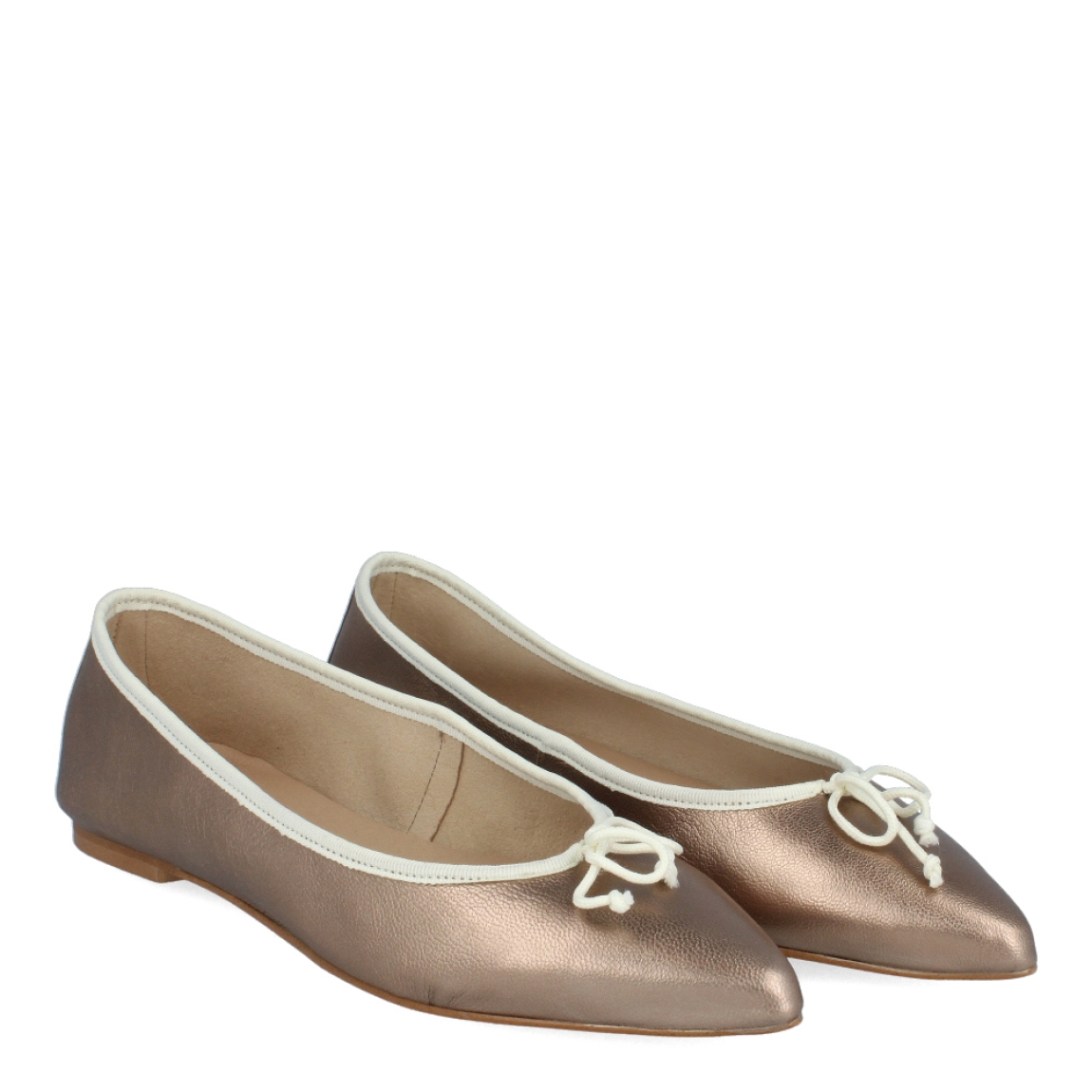 Bailarinas de la marca Itse, modelo MOIRA. Exterior de las bailarinas en piel color nude brillante con lazo en la pala. Interior de las bailarinas en piel color nude. Bailarinas con suela plana. Estas bailarinas Itse MOIRA son el complemento ideal para armar tus looks de temporada.