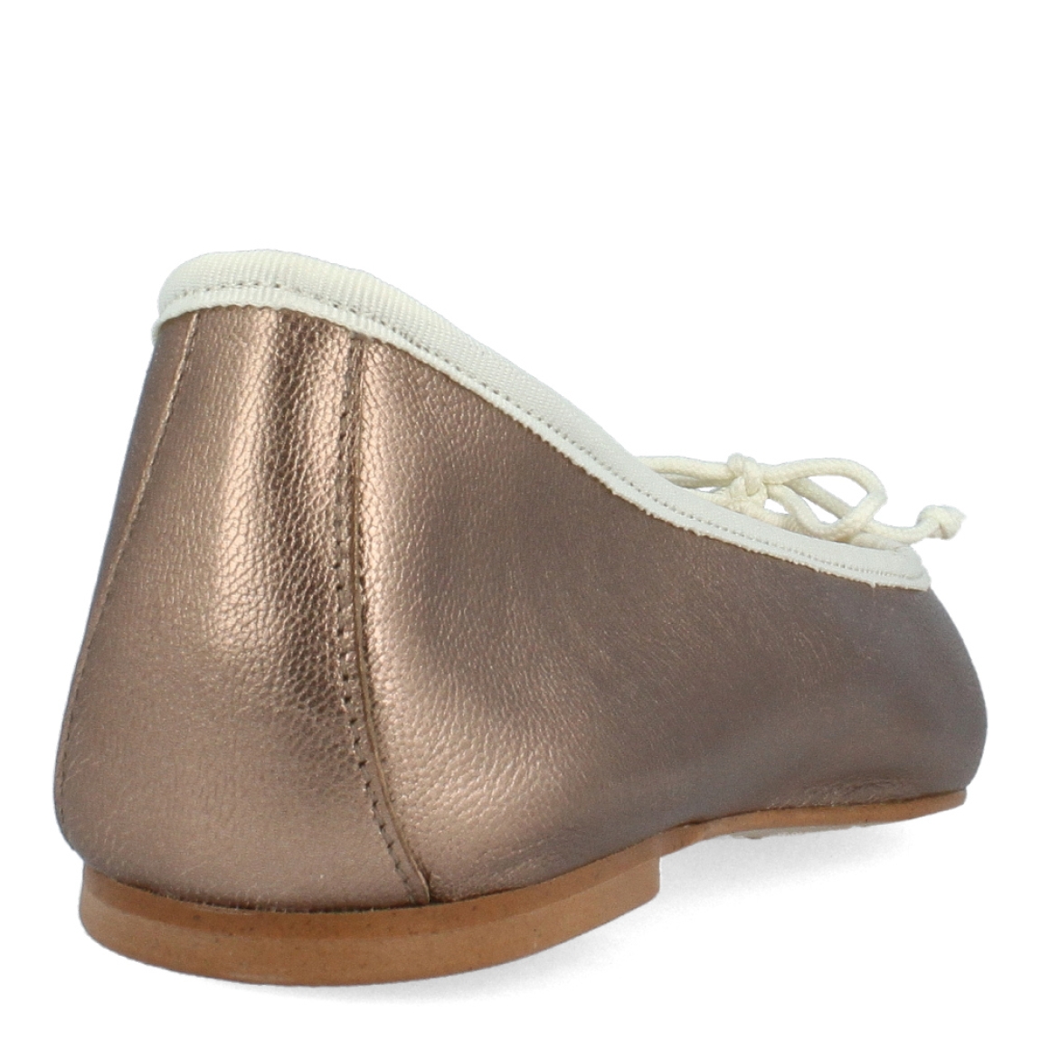 Bailarinas de la marca Itse, modelo MOIRA. Exterior de las bailarinas en piel color nude brillante con lazo en la pala. Interior de las bailarinas en piel color nude. Bailarinas con suela plana. Estas bailarinas Itse MOIRA son el complemento ideal para armar tus looks de temporada.