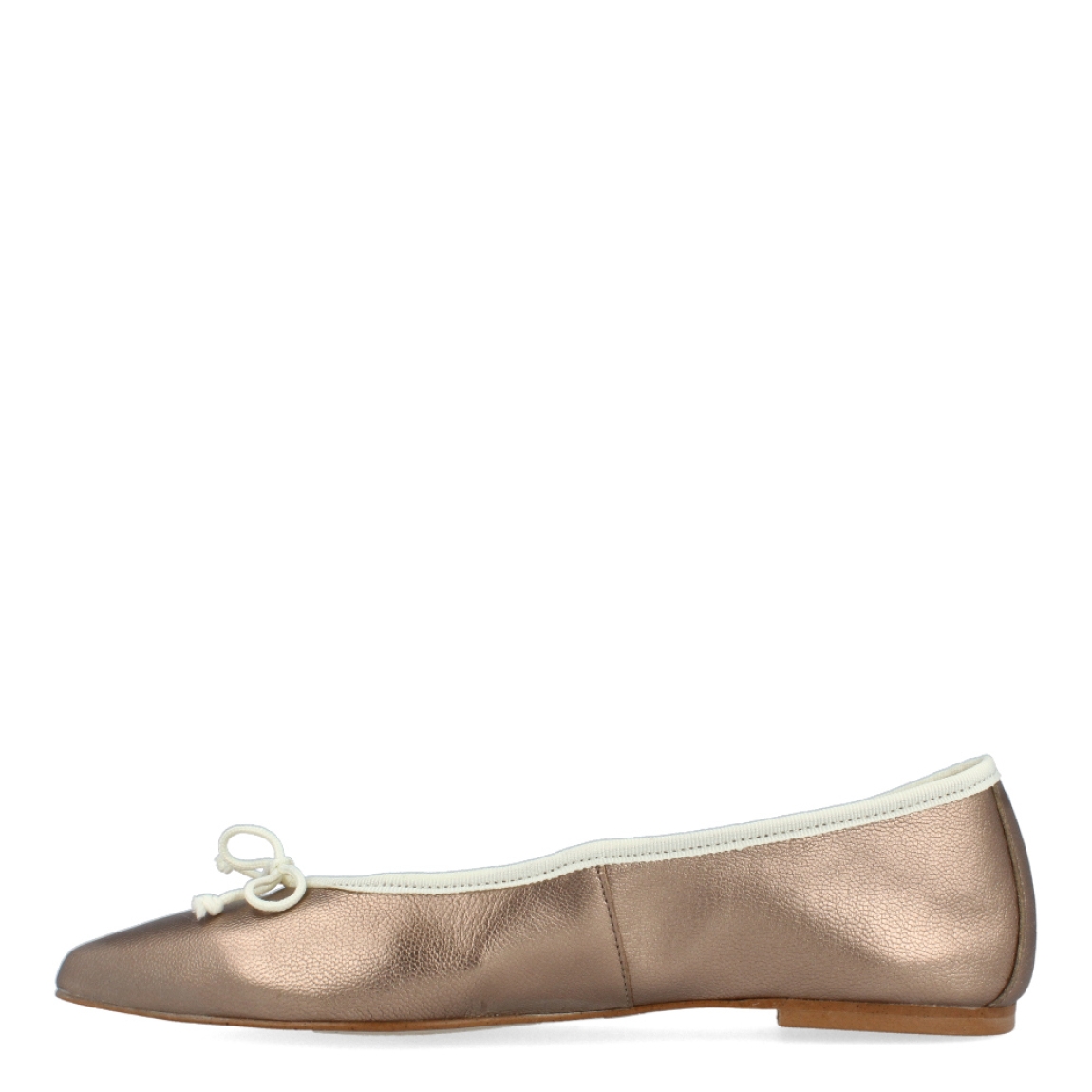 Bailarinas de la marca Itse, modelo MOIRA. Exterior de las bailarinas en piel color nude brillante con lazo en la pala. Interior de las bailarinas en piel color nude. Bailarinas con suela plana. Estas bailarinas Itse MOIRA son el complemento ideal para armar tus looks de temporada.