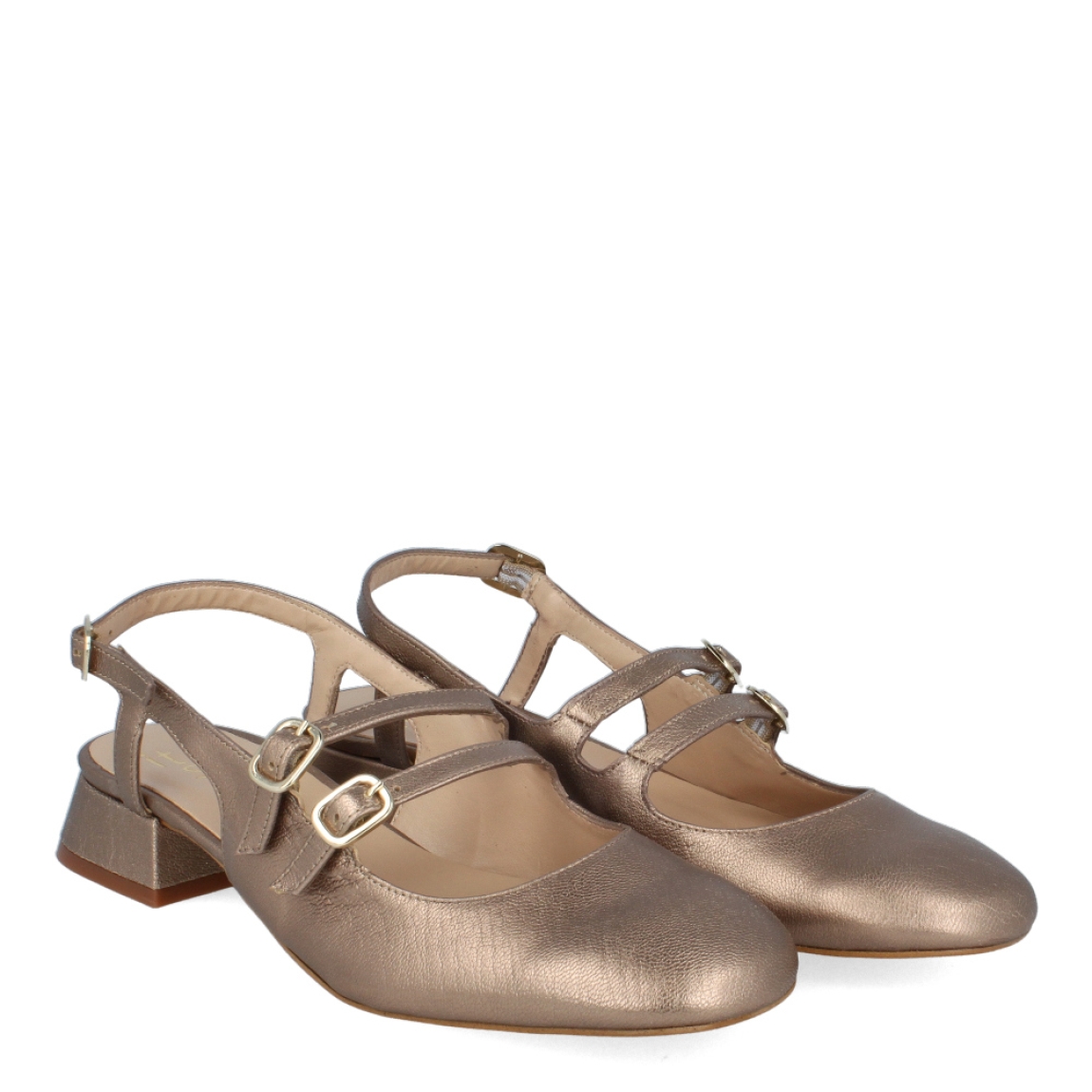 Merceditas de la marca Itse, modelo DORI. Exterior de las merceditas en piel color nude brillante con punta redonda. Interior de las merceditas en piel color beig. Cierre de las merceditas Itse con triple hebilla, dos en la pala y una en el talón. Merceditas con tacón de 2cm de altura. Estas merceditas Itse DORI son unas clásicas de temporada, te ayudará a realzar tu look con una comodidad máxima.