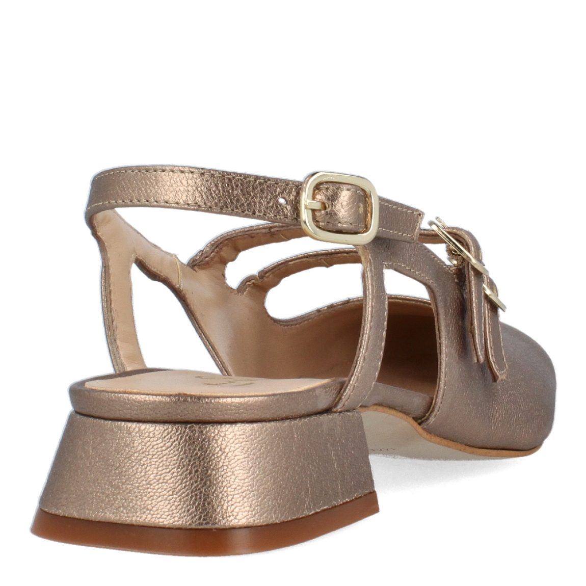 Merceditas de la marca Itse, modelo DORI. Exterior de las merceditas en piel color nude brillante con punta redonda. Interior de las merceditas en piel color beig. Cierre de las merceditas Itse con triple hebilla, dos en la pala y una en el talón. Merceditas con tacón de 2cm de altura. Estas merceditas Itse DORI son unas clásicas de temporada, te ayudará a realzar tu look con una comodidad máxima.