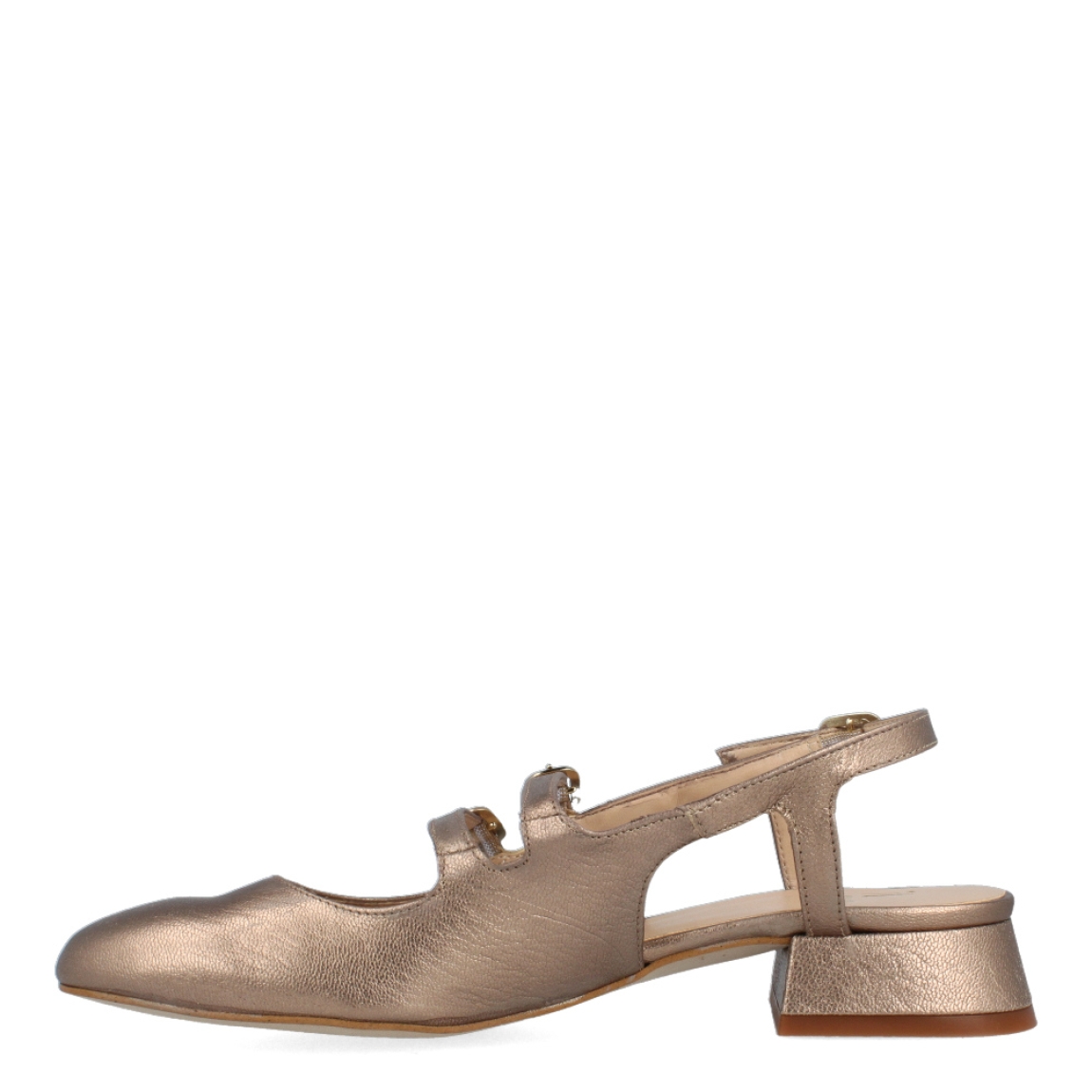 Merceditas de la marca Itse, modelo DORI. Exterior de las merceditas en piel color nude brillante con punta redonda. Interior de las merceditas en piel color beig. Cierre de las merceditas Itse con triple hebilla, dos en la pala y una en el talón. Merceditas con tacón de 2cm de altura. Estas merceditas Itse DORI son unas clásicas de temporada, te ayudará a realzar tu look con una comodidad máxima.
