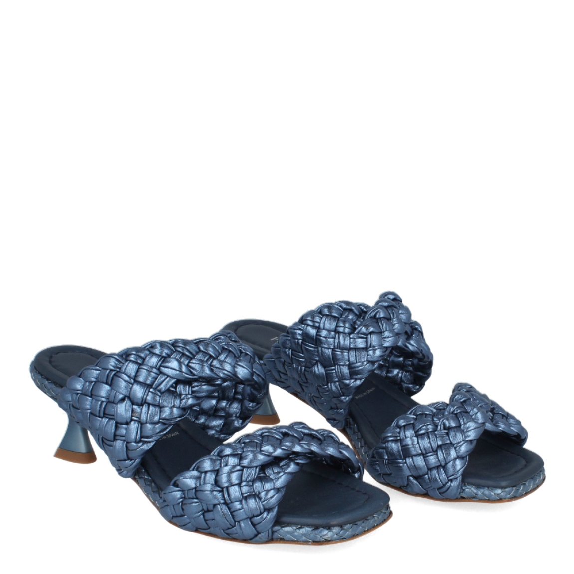 Sandalias de la marca Pons Quintana, modelo FIJI. Exterior de las sandalias en piel trenzada color azul metálico con punta cuadrada. Interior de las sandalias en piel color azul marino. Sandalias Pons Quintana con tacón forrado en piel a tono de 3cm de altura. Estas sandalias Pons Quintana FIJI son un complemento ideal para tus outfits de temporada. Te ayudarán a estilizar tus looks y hacerlos más llamativos. No te puede faltar en tu armario.