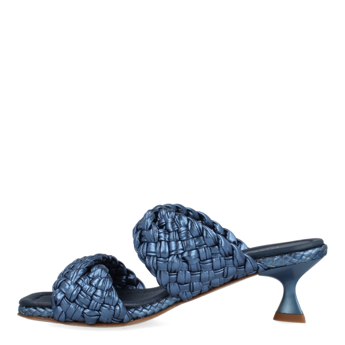 Sandalias de la marca Pons Quintana, modelo FIJI. Exterior de las sandalias en piel trenzada color azul metálico con punta cuadrada. Interior de las sandalias en piel color azul marino. Sandalias Pons Quintana con tacón forrado en piel a tono de 3cm de altura. Estas sandalias Pons Quintana FIJI son un complemento ideal para tus outfits de temporada. Te ayudarán a estilizar tus looks y hacerlos más llamativos. No te puede faltar en tu armario.
