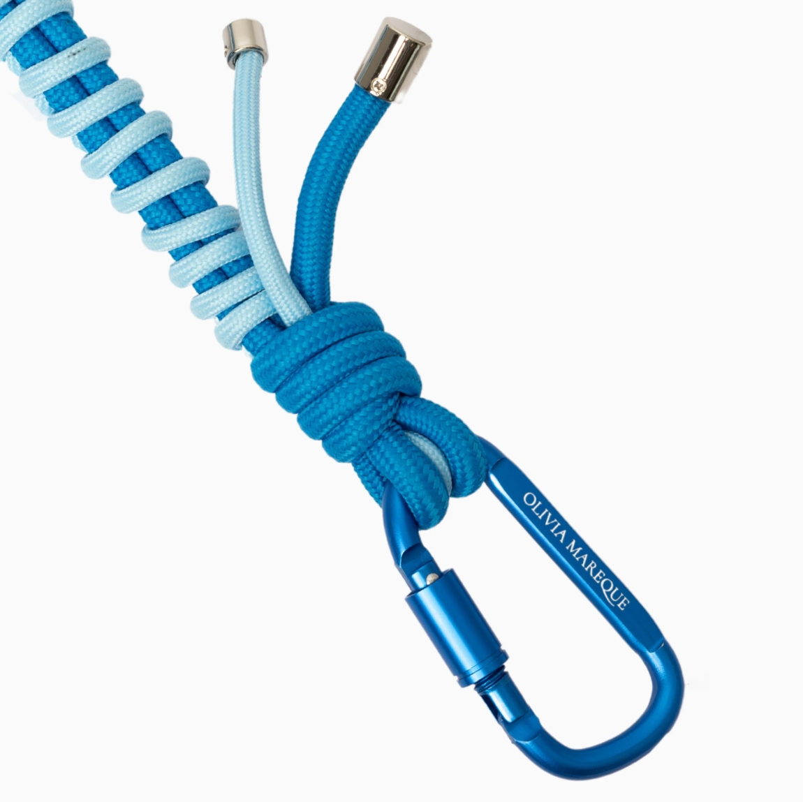 Cadena para bolso de la marca Olivia Mareque elaborada de nylon color azul, acabada con dos mosquetones. Personalizada con logo. Medida de 90 cm. Complemento compatible con cualquier bolso.