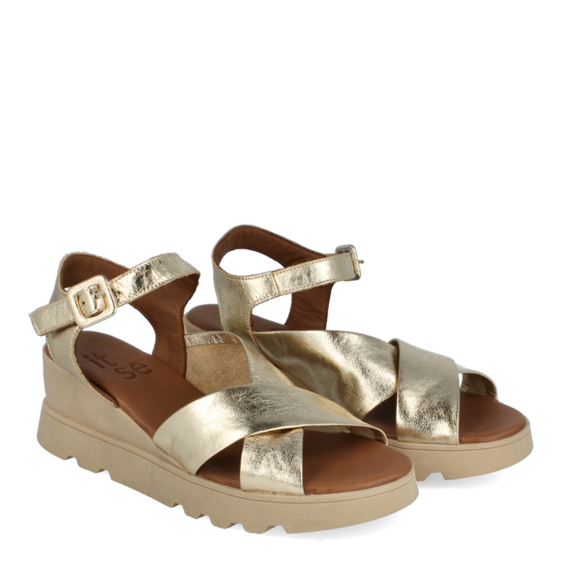 Sandalias de la marca Itse, modelo LENNA. Exterior de las sandalias en piel color oro con pala cruzada. Interior de las sandalias en piel colo camel. Cierre de las sandalias Itse con hebilla y cuña de 5cm de altura. Estas sandalias Itse LENNA son un complemento perfecto de temporada, crearás diferentes looks con la máxima comodidad posible.