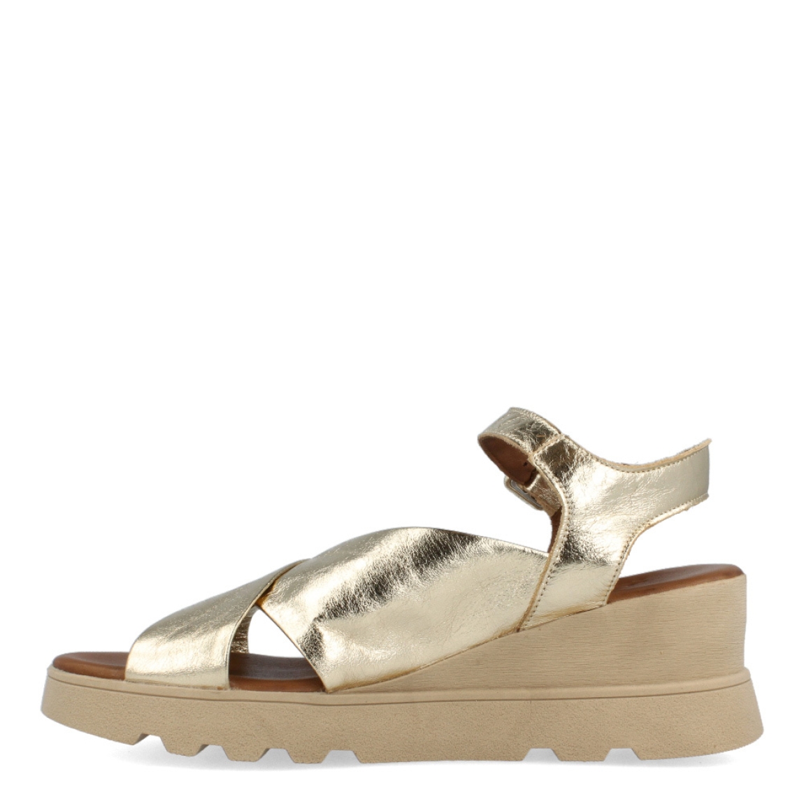 Sandalias de la marca Itse, modelo LENNA. Exterior de las sandalias en piel color oro con pala cruzada. Interior de las sandalias en piel colo camel. Cierre de las sandalias Itse con hebilla y cuña de 5cm de altura. Estas sandalias Itse LENNA son un complemento perfecto de temporada, crearás diferentes looks con la máxima comodidad posible.