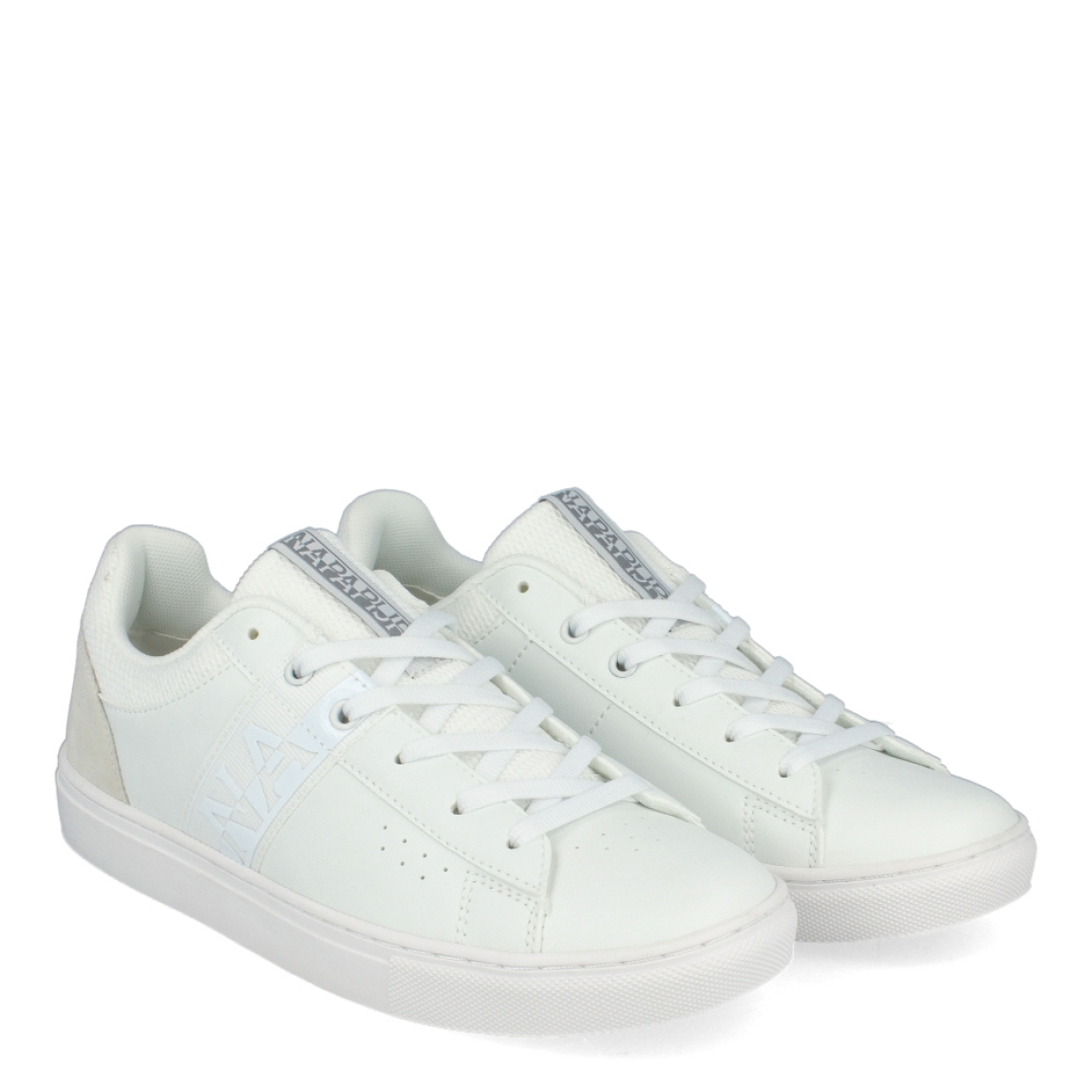 Deportivas clásicas de la marca Napapijri, modelo NP0. Exterior de las deportivas en piel color blanco. Interior de las deportivas en textil blanco. Cierre de las deportivas con cordones y suela plana. Estas deportivas Napapijri NP0 son un complemento perfecto para tus looks de día a día.
