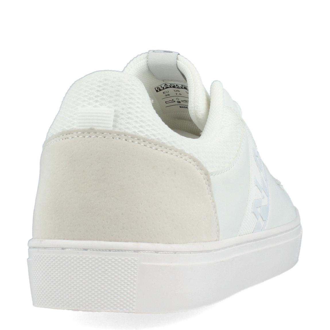 Deportivas clásicas de la marca Napapijri, modelo NP0. Exterior de las deportivas en piel color blanco. Interior de las deportivas en textil blanco. Cierre de las deportivas con cordones y suela plana. Estas deportivas Napapijri NP0 son un complemento perfecto para tus looks de día a día.