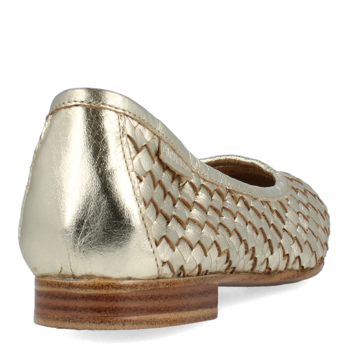 Bailarinas de la marca Carmela, modelo ILLARI. Exterior de las bailarinas en piel trenzada color oro. Interior de las bailarinas en piel color beig. Bailarinas Carmela con tacón de 1cm de altura. Estas bailarinas Carmela ILLARI son un complemento que le aportará estilo, elegancia y personalidad a tus looks de temporada. No puede faltar en tu armario.