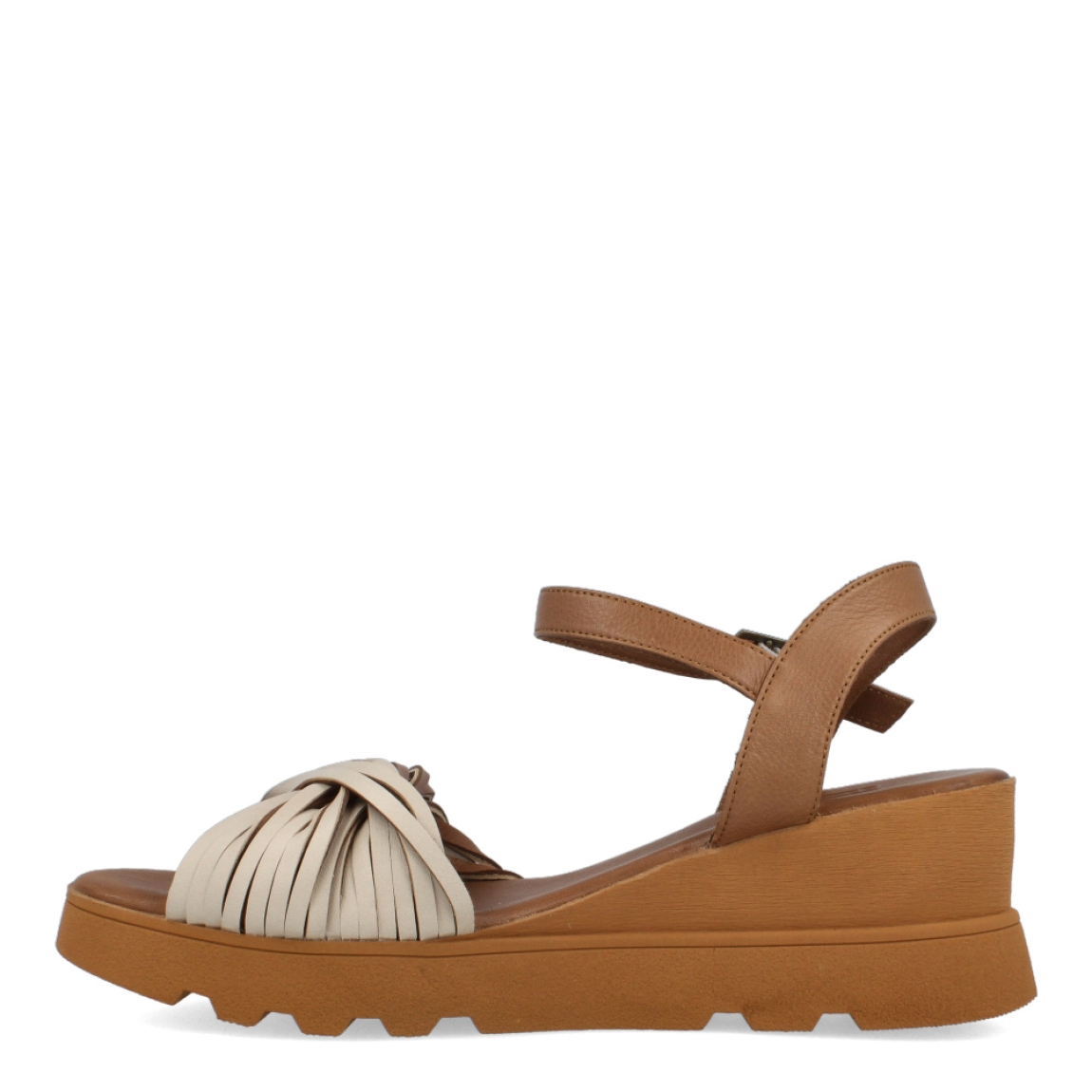 Sandalias de la marca Itse, modelo GEMA. Exterior de las sandalias en piel color taupe con pala cruzada en tiras. Interior de las sandalias en piel color taupe. Cierre de las sandalias Itse con hebilla y cuña de 5cm de altura. Estas sandalias Itse GEMA son el complemento ideal para tus looks de temporada. No te puede faltar en el armario.
