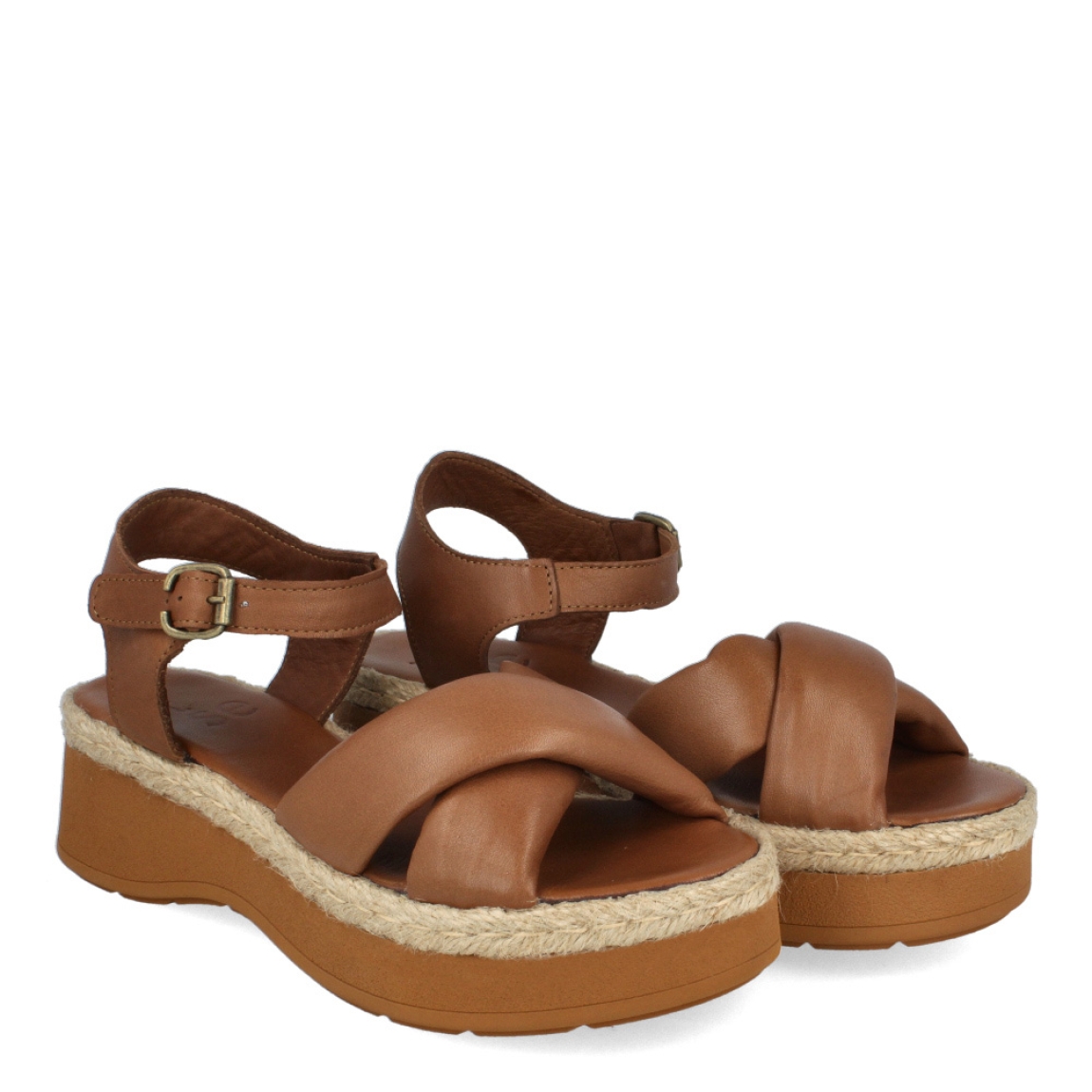 Sandalias de la marca Itse, modelo KENIA. Exterior de las sandalias en piel color cuero con pala cruzada. Interior de las sandalias en piel color cuero. Cierre de las sandalias Itse con hebilla y cuña de 4cm de altura. Estas sandalias Itse KENIA son un complemento ideal para tus looks de temporada. Podrás crear diferentes outfits con la máxima comodidad posible.