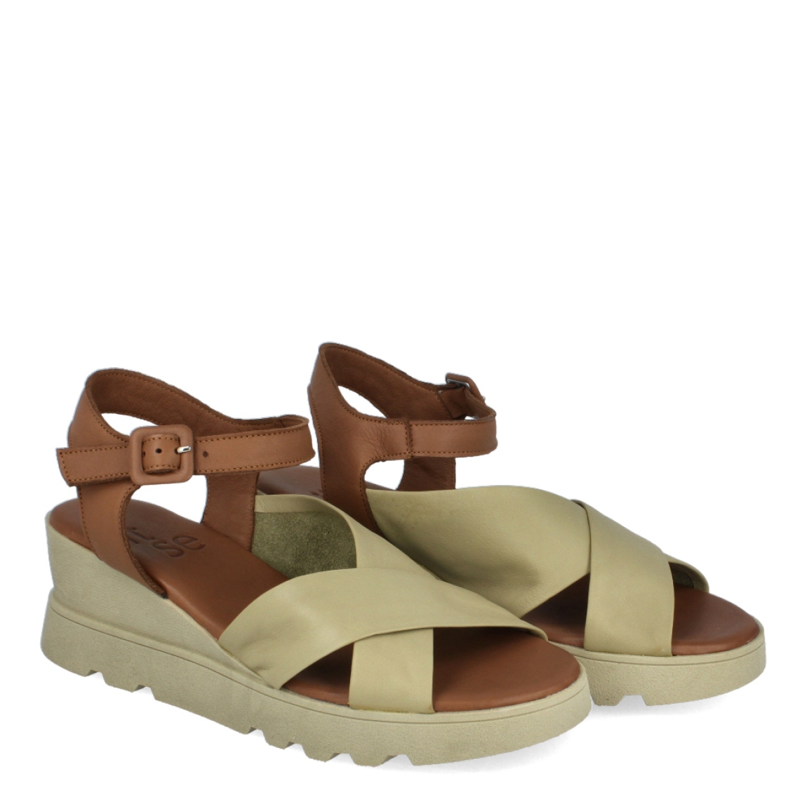 Sandalias de la marca Itse, modelo LENNA. Exterior de las sandalias en piel colro verde con pala cruzada. Interior de las sandalias en piel color camel. Cierre de las sandalias Itse con hebilla y cuña de 5cm de altura. Estas sandalias Itse LENNA son el complemento ideal para tus looks de temporada. No te puede faltar en el armario.