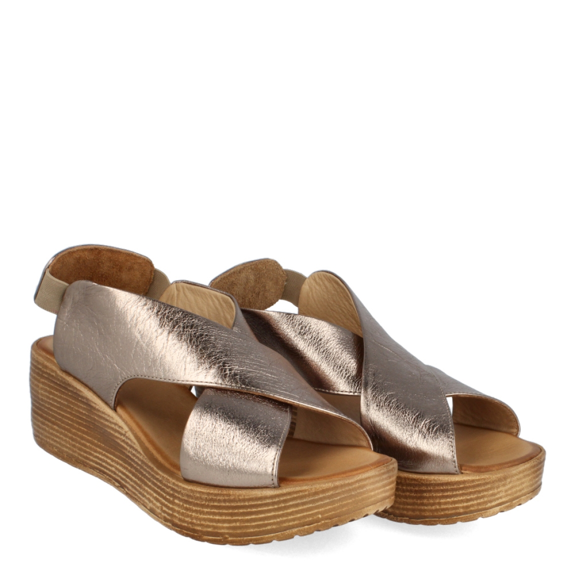 Sandalias de la marca Itse, modelo RUE. Exterior de las sandalias en piel color bronce con pala cruzada y elástico en el talón. Interior de las sandalias en piel colro beig. Sandalias Itse con cuña de 5cm de altura. Estas sandalias Itse RUE son el complemento ideal para tus looks de temporada. No puede faltar en tu armario.