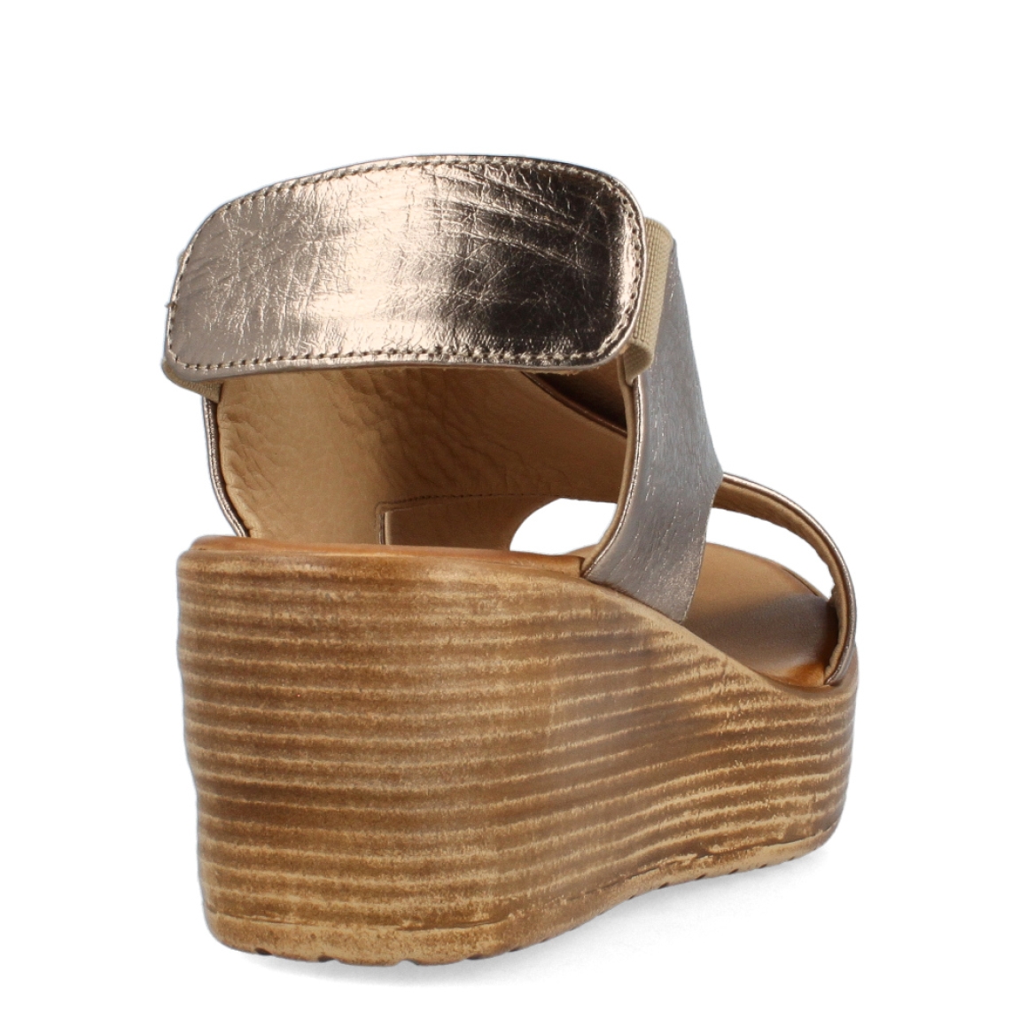 Sandalias de la marca Itse, modelo RUE. Exterior de las sandalias en piel color bronce con pala cruzada y elástico en el talón. Interior de las sandalias en piel colro beig. Sandalias Itse con cuña de 5cm de altura. Estas sandalias Itse RUE son el complemento ideal para tus looks de temporada. No puede faltar en tu armario.