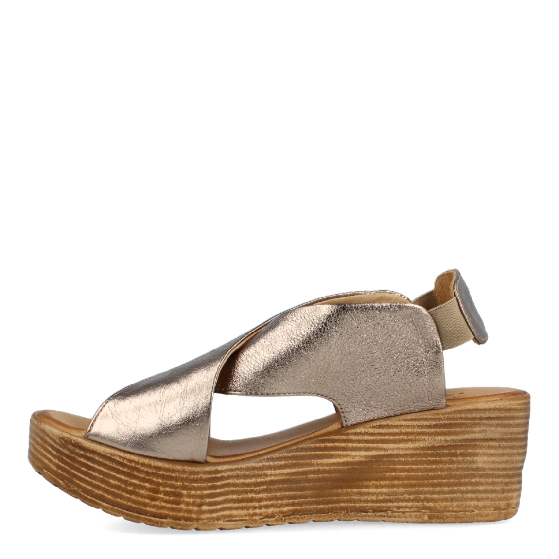 Sandalias de la marca Itse, modelo RUE. Exterior de las sandalias en piel color bronce con pala cruzada y elástico en el talón. Interior de las sandalias en piel colro beig. Sandalias Itse con cuña de 5cm de altura. Estas sandalias Itse RUE son el complemento ideal para tus looks de temporada. No puede faltar en tu armario.