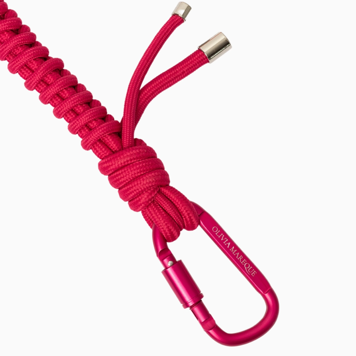 Cadena para bolso de la marca Olivia Mareque elaborada de nylon color fucsia, acabada con dos mosquetones. Personalizada con logo. Medida de 90cm. Complemento compatible con cualquier bolso.