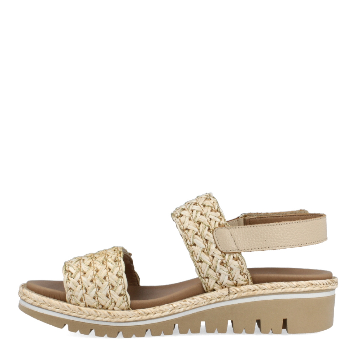 Sandalias de la marca PieSanto, modelo MILA. Exterior de las sandalias en rafia trenzada color beig. Interior de las sandalias en piel color beig con plantilla acolchada y extraíble. Cierre de las sandalias PieSanto con triple hebilla con velcro, en empeine, pala y talón. Sandalias con cuña de 3cm de altura. Estas sandalias PieSanto MILA son el complemento perfecto para esta temporada, podrás crear diferentes outfits con la máxima comodidad posible.