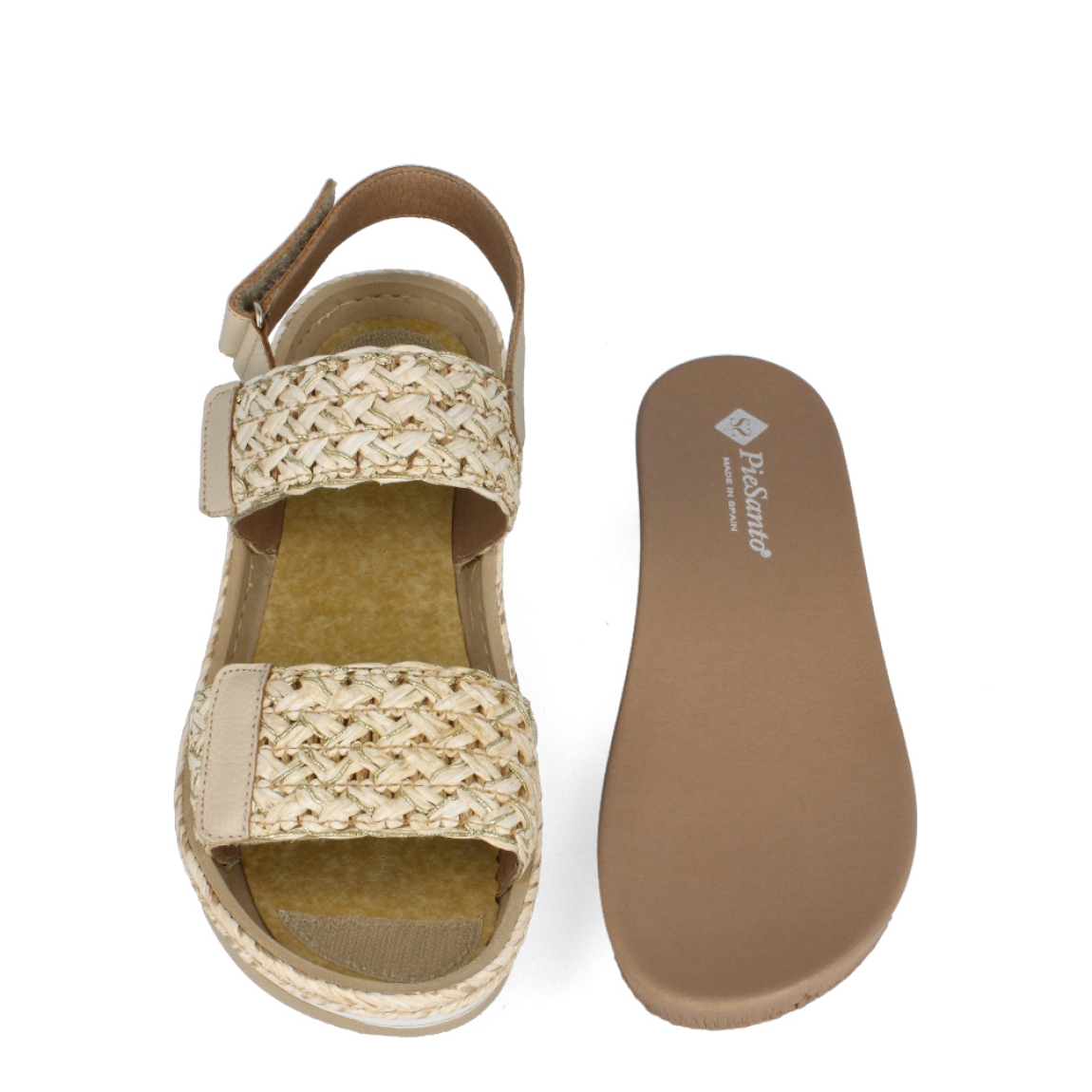 Sandalias de la marca PieSanto, modelo MILA. Exterior de las sandalias en rafia trenzada color beig. Interior de las sandalias en piel color beig con plantilla acolchada y extraíble. Cierre de las sandalias PieSanto con triple hebilla con velcro, en empeine, pala y talón. Sandalias con cuña de 3cm de altura. Estas sandalias PieSanto MILA son el complemento perfecto para esta temporada, podrás crear diferentes outfits con la máxima comodidad posible.