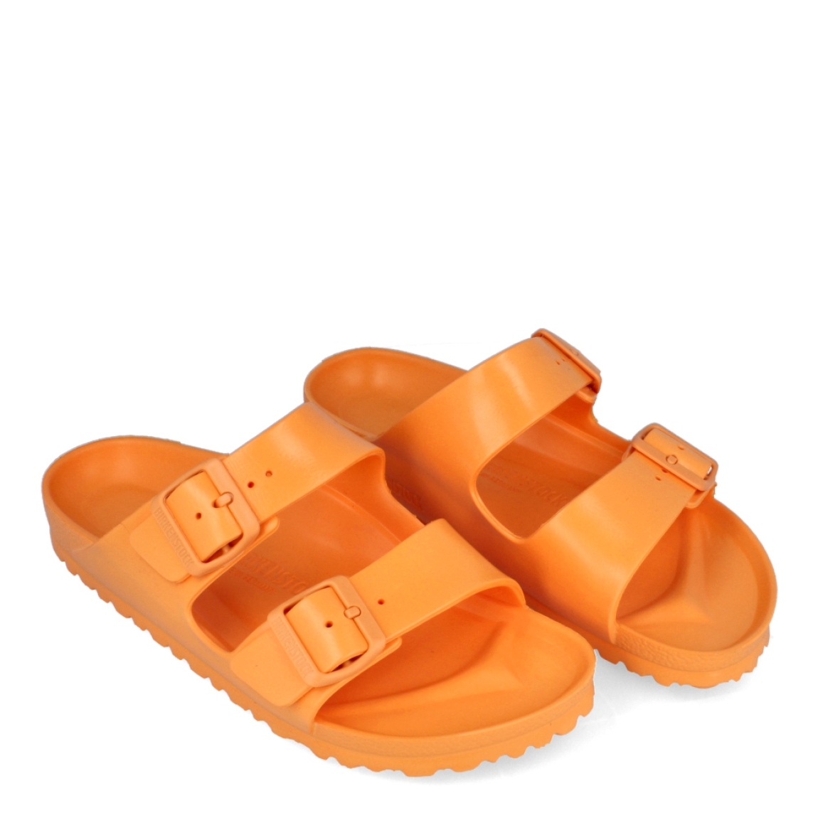 Sandalias de la marca Birkenstock, modelo ARIZONA EVA. Sandalias elaboradas en neopreno color naranja de alta calidad. Cierre de las sandalias con doble hebilla, en el empeine y la pala. Sandalias con suela plana de goma. Estas sandalias Birkenstock ARIZONA EVA son ligeras, resistentes al agua y ofrecen la mayor comodidad que necesitas en esta temporada.