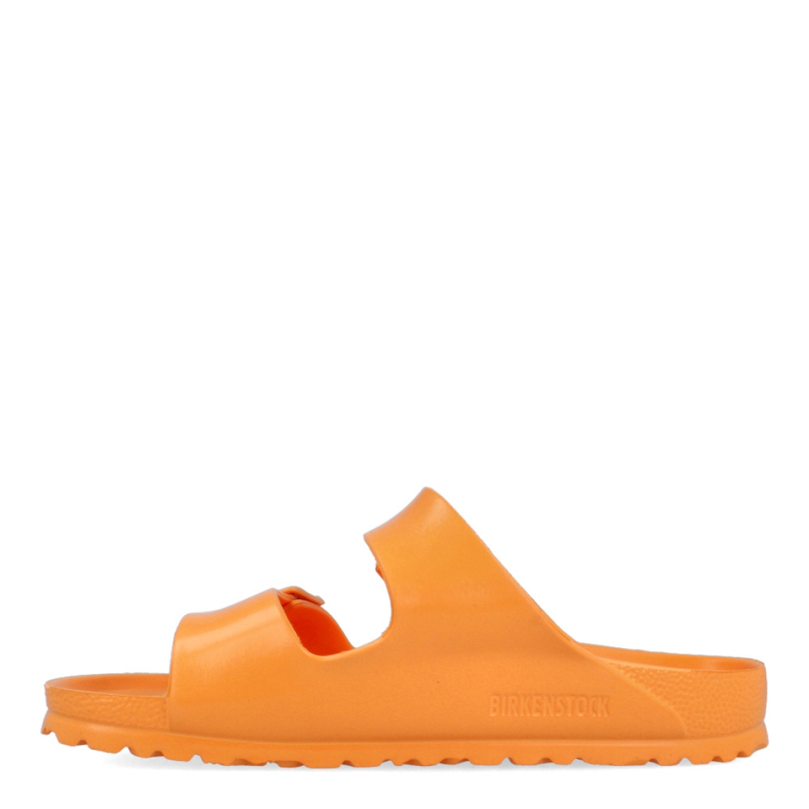 Sandalias de la marca Birkenstock, modelo ARIZONA EVA. Sandalias elaboradas en neopreno color naranja de alta calidad. Cierre de las sandalias con doble hebilla, en el empeine y la pala. Sandalias con suela plana de goma. Estas sandalias Birkenstock ARIZONA EVA son ligeras, resistentes al agua y ofrecen la mayor comodidad que necesitas en esta temporada.