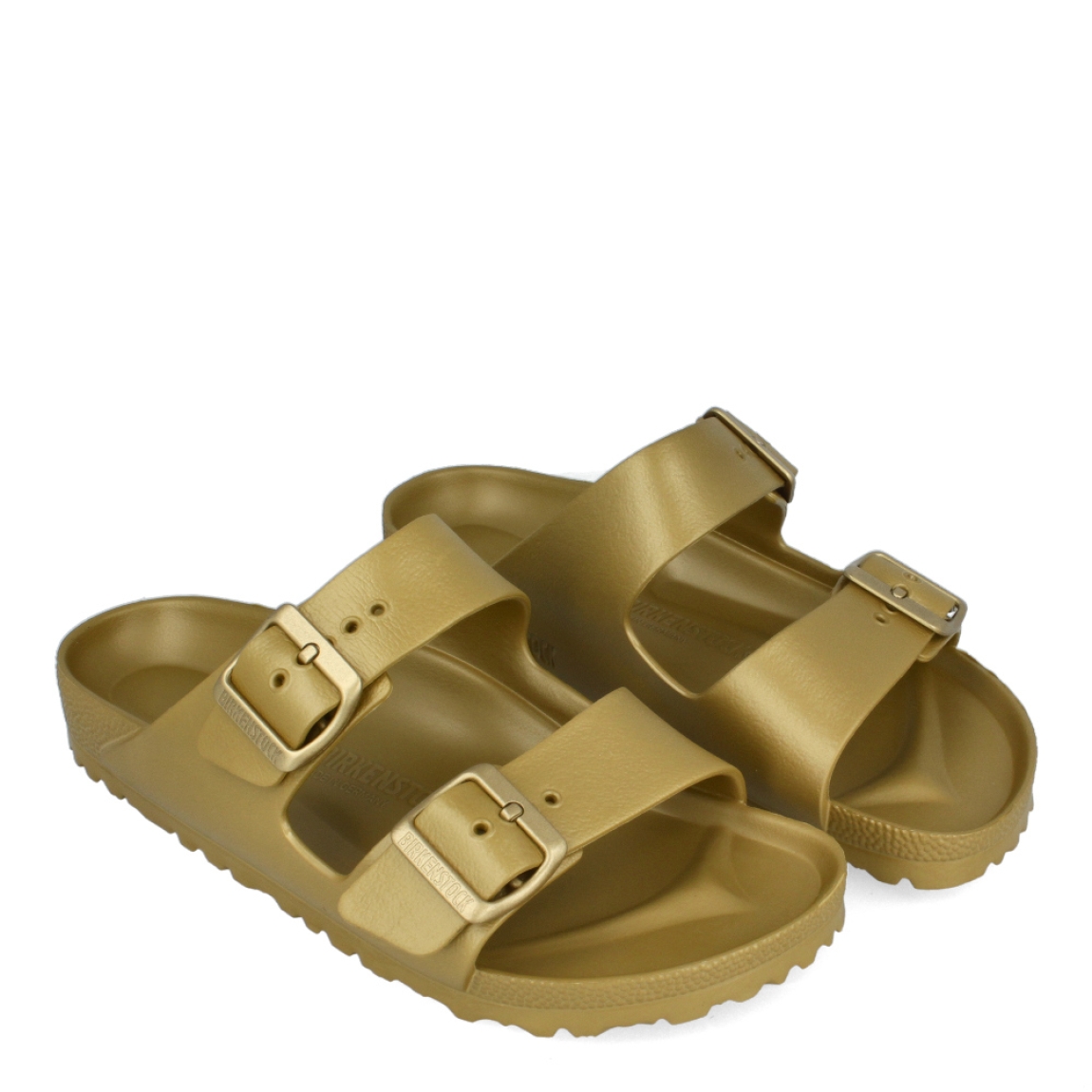 Sandalias de la marca Birkenstock, modelo ARIZONA EVA. Sandalias elaboradas en neopreno color oro de alta calidad. Cierre de las sandalias con doble hebilla, en el empeine y la pala. Sandalias con suela plana de goma. Estas sandalias Birkenstock ARIZONA EVA son ligeras, resistentes al agua y ofrecen la mayor comodidad que necesitas para esta temporada.