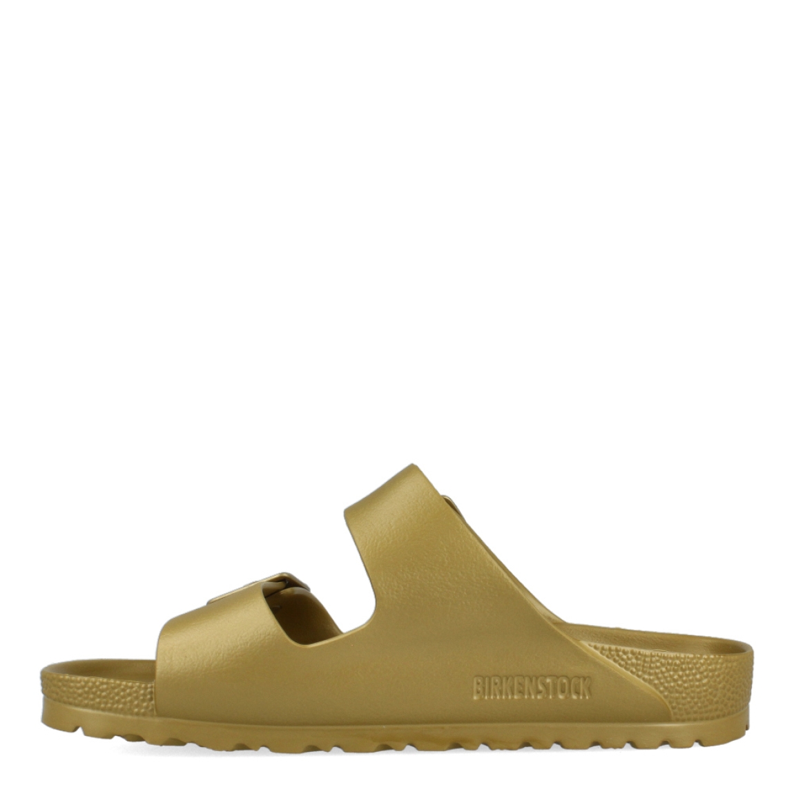 Sandalias de la marca Birkenstock, modelo ARIZONA EVA. Sandalias elaboradas en neopreno color oro de alta calidad. Cierre de las sandalias con doble hebilla, en el empeine y la pala. Sandalias con suela plana de goma. Estas sandalias Birkenstock ARIZONA EVA son ligeras, resistentes al agua y ofrecen la mayor comodidad que necesitas para esta temporada.