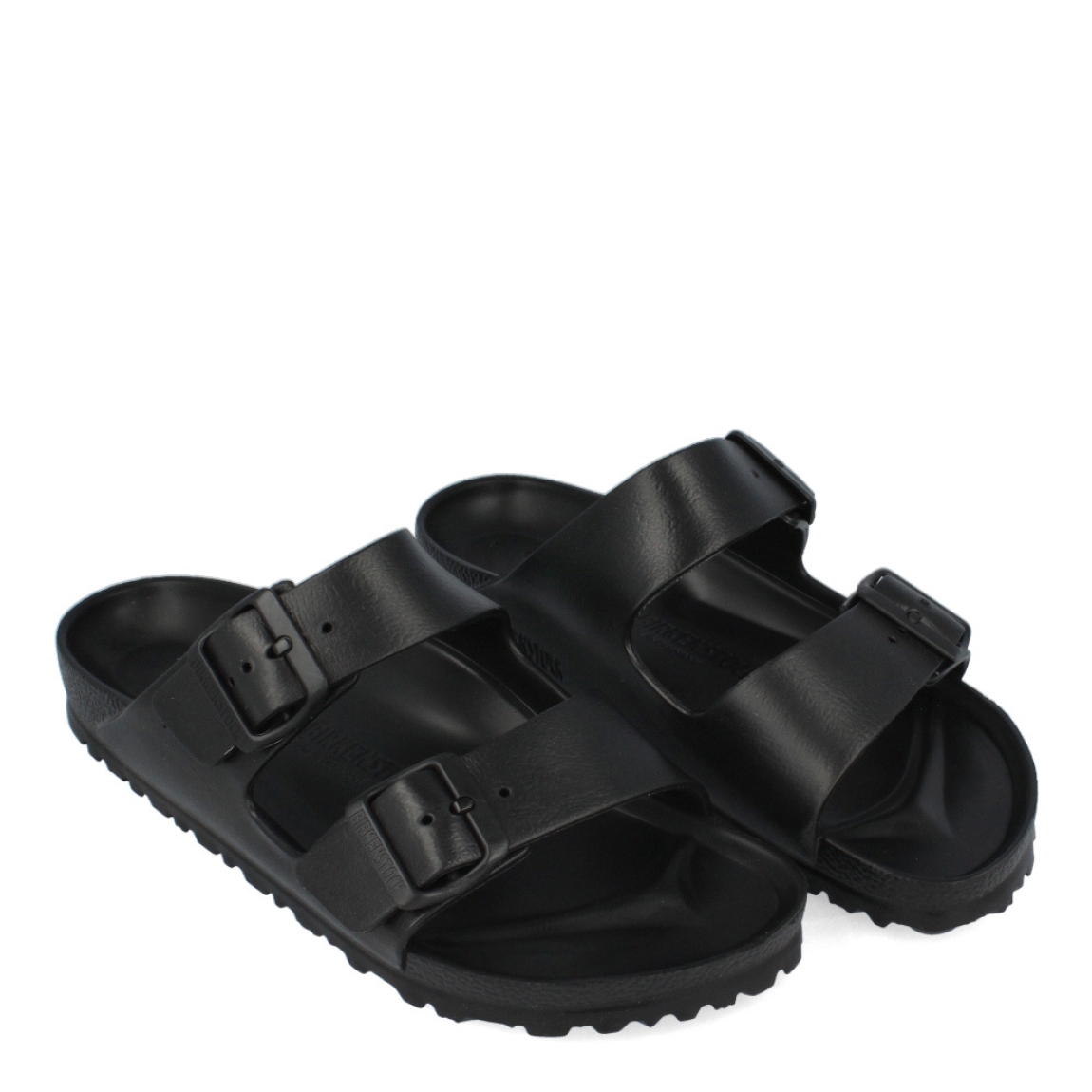 Sandalias de la marca Birkenstock, modelo ARIZONA EVA. Sandalias elaboradas en neopreno de alta calidad color negro. Cierre de las sandalias con doble hebilla, en el empeine y la pala. Sandalias con suela plana y de goma. Estas sandalias Birkenstock ARIZONA EVA son un complemento clásico para esta temporada, podrás combinarlo con diferentes outifts y disfrutar de una comodidad máxima. No te puede faltar en el armario.