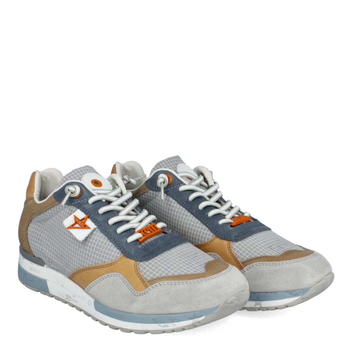 Deportivas de la marca Cetti, modelo 848 XL. Exterior de las deportivas en naylon color gris efecto rejilla con detalle en ante gris. Interior de las deportivas en piel color blanco con plantilla acolchada y extraíble. Cierre de las deportivas Cetti con cordones elásticos y suela plana. Estas deportivas Cetti 848 XL son unas clásicas de temporada, que te permitirán lucir looks con la máxima comodidad posible en tu día a día.