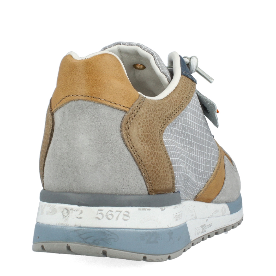 Deportivas de la marca Cetti, modelo 848 XL. Exterior de las deportivas en naylon color gris efecto rejilla con detalle en ante gris. Interior de las deportivas en piel color blanco con plantilla acolchada y extraíble. Cierre de las deportivas Cetti con cordones elásticos y suela plana. Estas deportivas Cetti 848 XL son unas clásicas de temporada, que te permitirán lucir looks con la máxima comodidad posible en tu día a día.