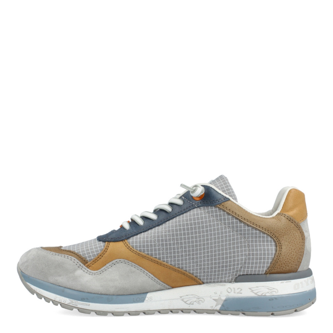Deportivas de la marca Cetti, modelo 848 XL. Exterior de las deportivas en naylon color gris efecto rejilla con detalle en ante gris. Interior de las deportivas en piel color blanco con plantilla acolchada y extraíble. Cierre de las deportivas Cetti con cordones elásticos y suela plana. Estas deportivas Cetti 848 XL son unas clásicas de temporada, que te permitirán lucir looks con la máxima comodidad posible en tu día a día.
