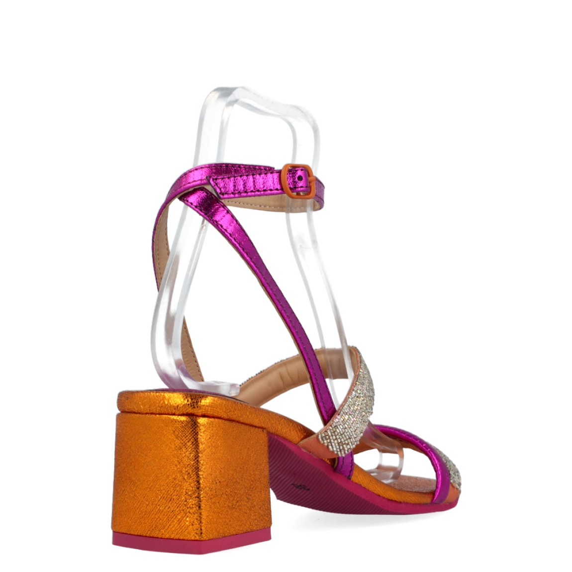 Sandalia plateada y dorada de la marca Itse, modelo Jocelyn. Exterior de la sandalia de piel metalizada de color naranja y fucsia. Detalle de tiras con pedrería de color plateado. Sandalia con tacón ancho de 6 cm de altura. Sandalia de fiesta con punta cuadrada. Sandalia con plantilla acolchada para garantizar el máximo confort. La sandalia de Itse modelo Jocelyn es una sandalia muy divertida y diferente. ¡Es ideal para dar un toque de color y personalidad a tus looks!