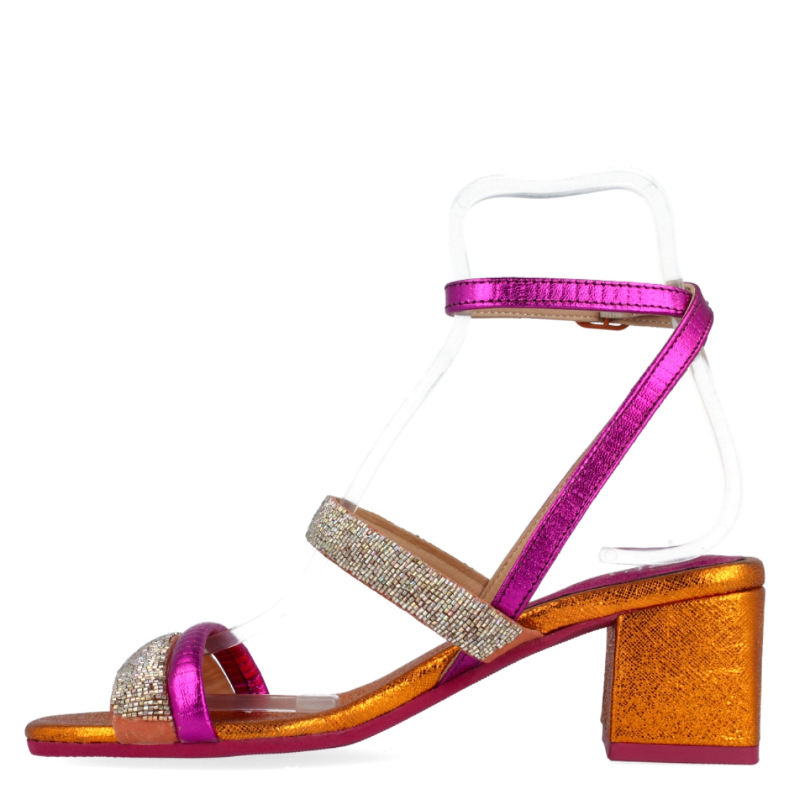 Sandalia plateada y dorada de la marca Itse, modelo Jocelyn. Exterior de la sandalia de piel metalizada de color naranja y fucsia. Detalle de tiras con pedrería de color plateado. Sandalia con tacón ancho de 6 cm de altura. Sandalia de fiesta con punta cuadrada. Sandalia con plantilla acolchada para garantizar el máximo confort. La sandalia de Itse modelo Jocelyn es una sandalia muy divertida y diferente. ¡Es ideal para dar un toque de color y personalidad a tus looks!