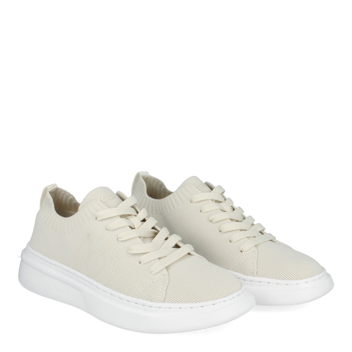 Deportivas de la marca Ecoalf, modelo BERMUD. Exterior e interior de deportivas en tela transpirable color blanco. Cierre de las deportivas Ecoalf con cordones y suela plana de goma. Estas deportivas Ecoalf BERMUD son unas clásicas de temporada, te darán la comodidad máxima que necesitas en tu día a día.