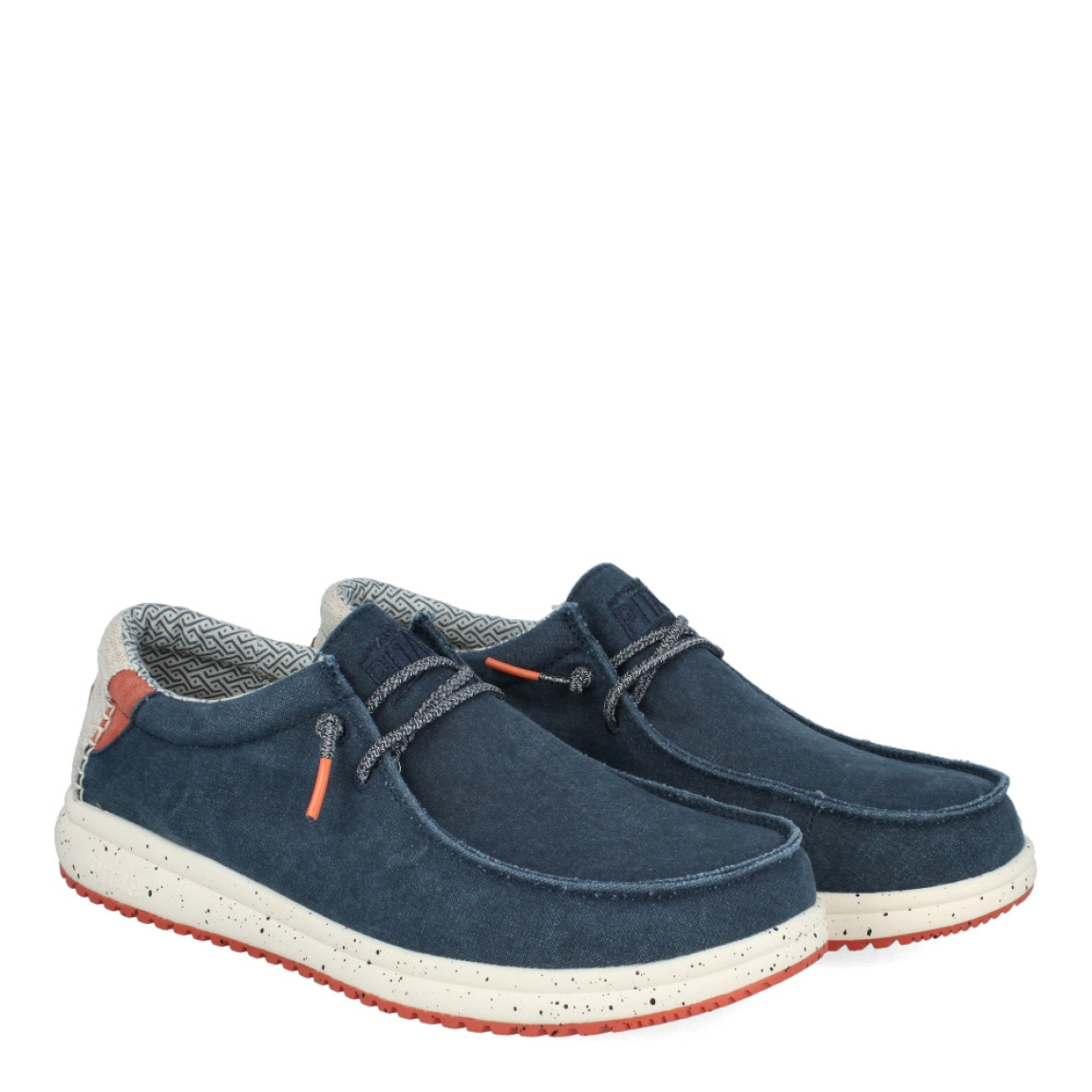 Náuticos clásicos de la marca Pitas, modelo NIAS. Exterior de las náuticas en textil color azul. Interior de los náuticos en textil color blanco con estampado con plantilla acolchada y extraíble.. Cierre de los náuticos con cordones elásticos. Suela de los náuticos plana y de goma. Estos náuticos Pitas NIAS son un complemento clásico para tus looks de temporada.