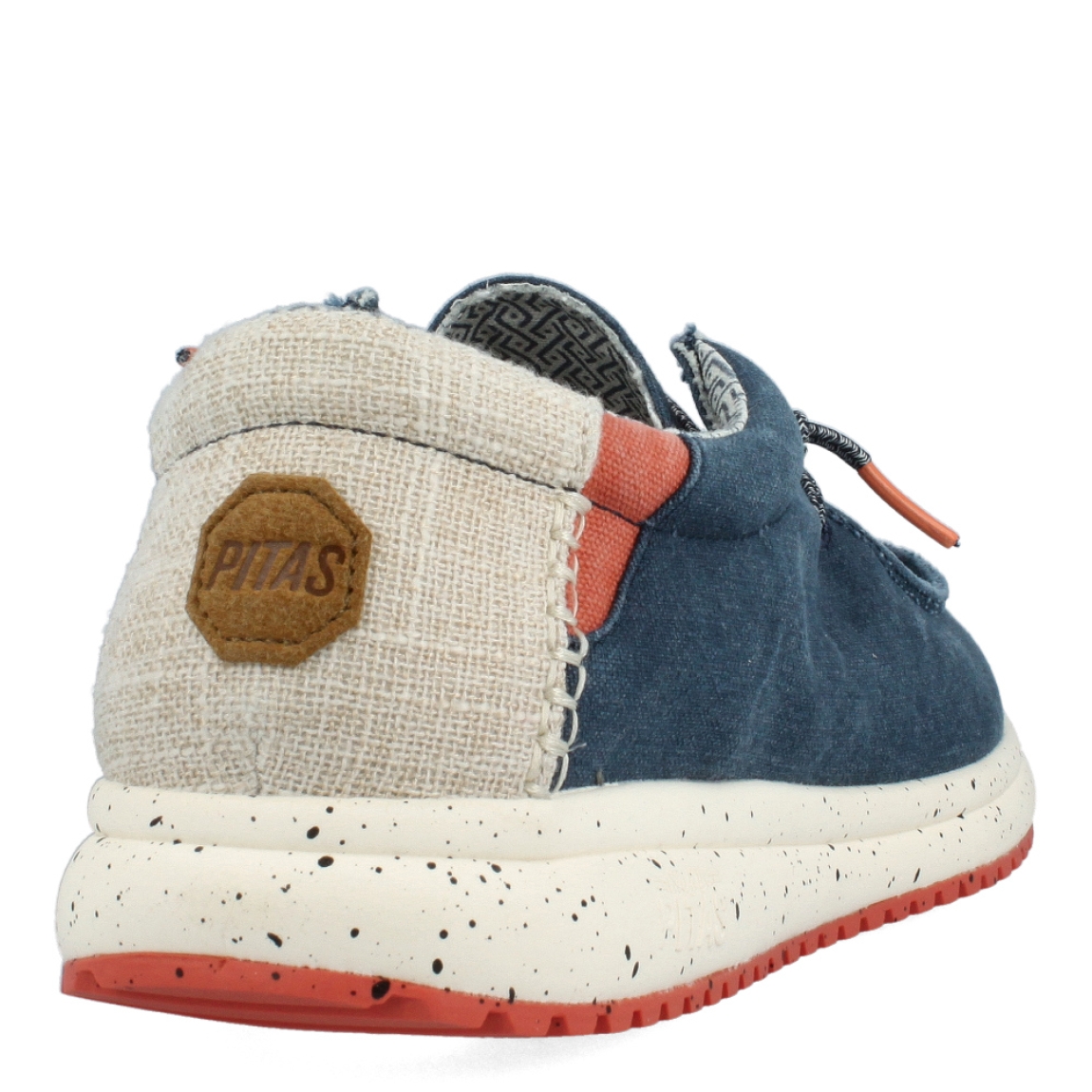 Náuticos clásicos de la marca Pitas, modelo NIAS. Exterior de las náuticas en textil color azul. Interior de los náuticos en textil color blanco con estampado con plantilla acolchada y extraíble.. Cierre de los náuticos con cordones elásticos. Suela de los náuticos plana y de goma. Estos náuticos Pitas NIAS son un complemento clásico para tus looks de temporada.