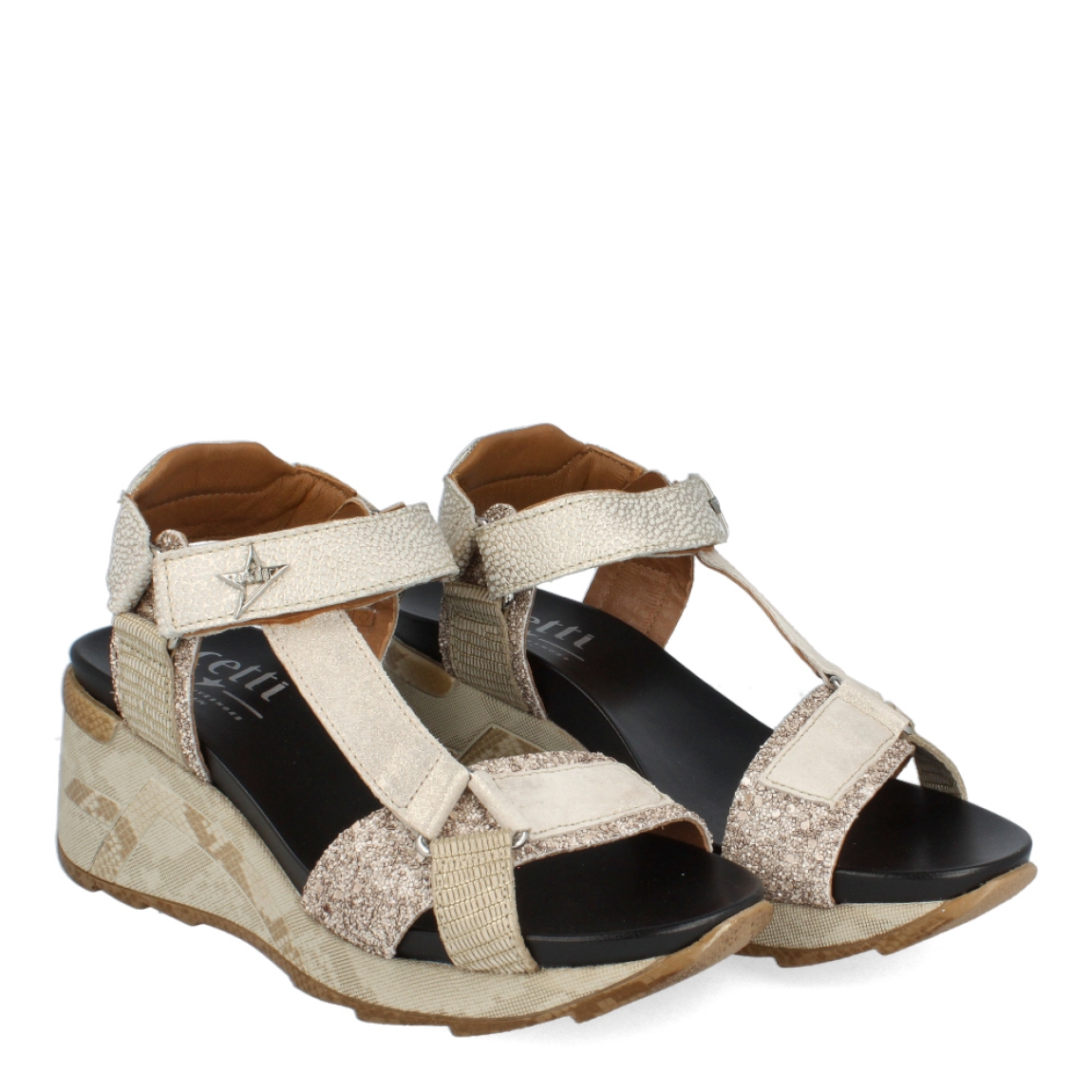 Sandalias de la marca Cetti, modelo LUNAR. Exterior de las sandalias en piel color platino. Interior de las sandalias en piel color negro. Cierre de las sandalias Cetti con velcro y cuña de 6cm de altura. Estas sandalias Cetti LUNAR tiene el diseño innovador y perfecto para resaltar tus looks de temporada. No te puede faltar en el armario.